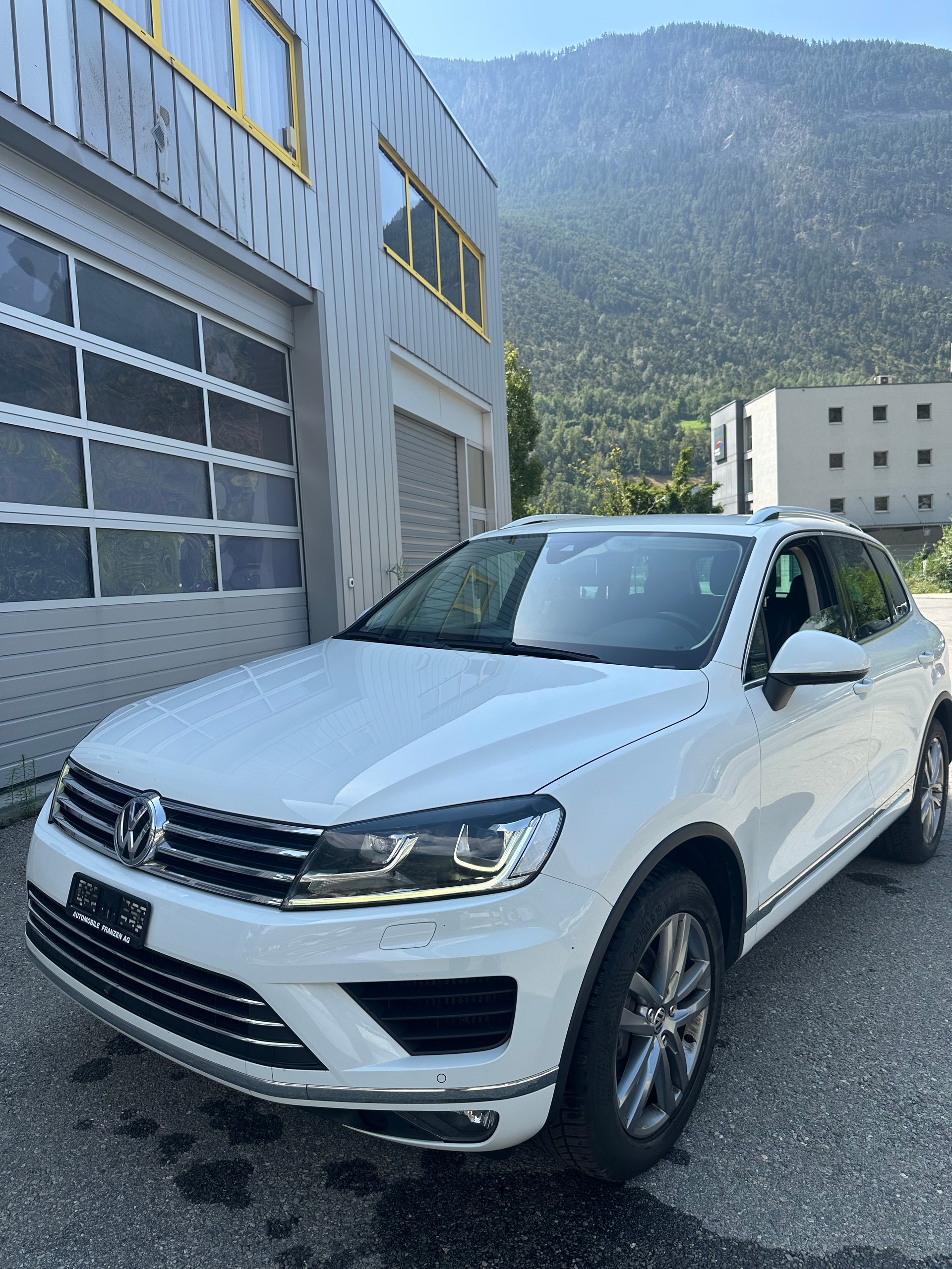 VW Touareg 3.0 TDI BMT Executive Edition Tiptronic-image-2