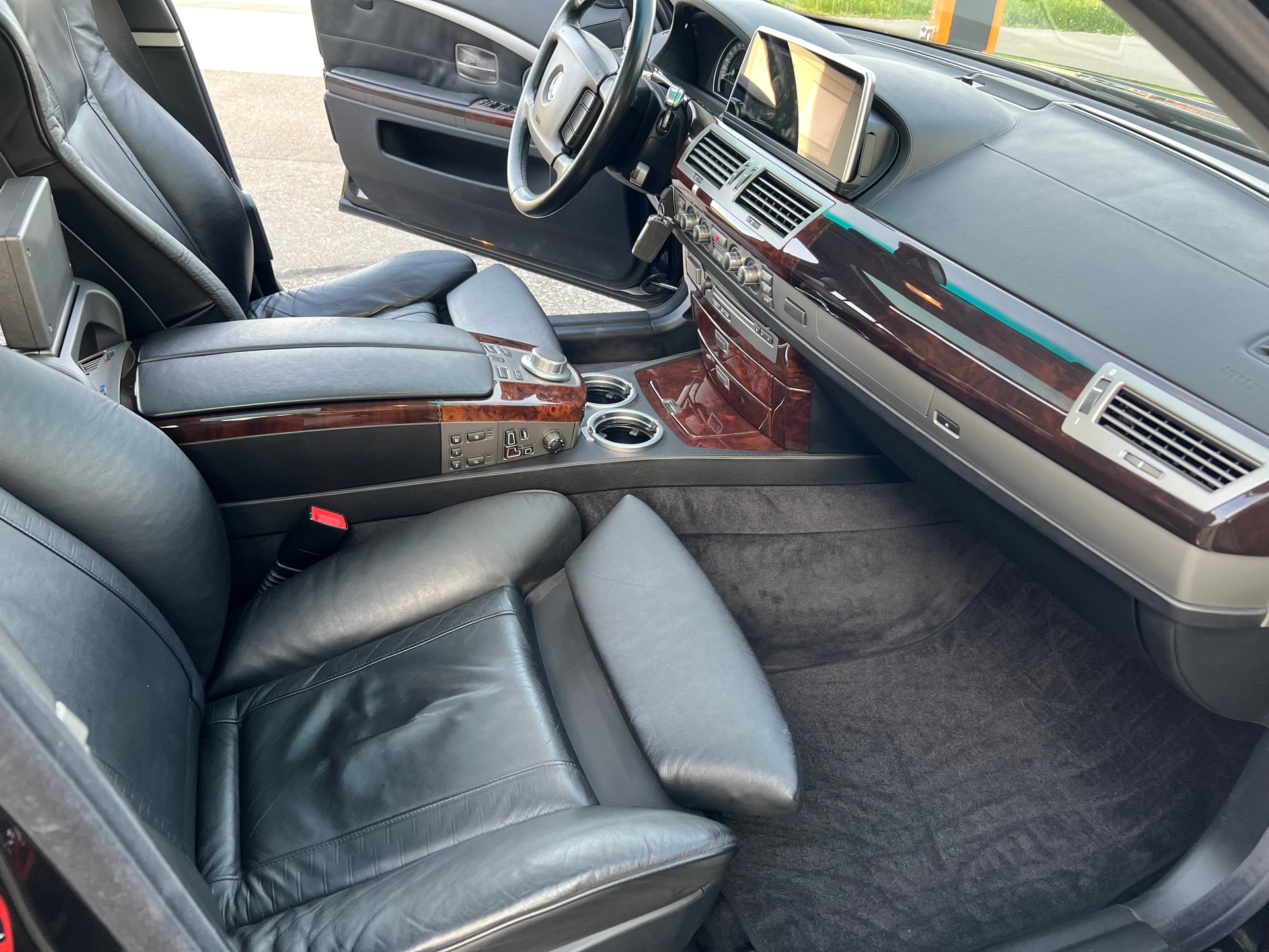 BMW 760i L-image-11