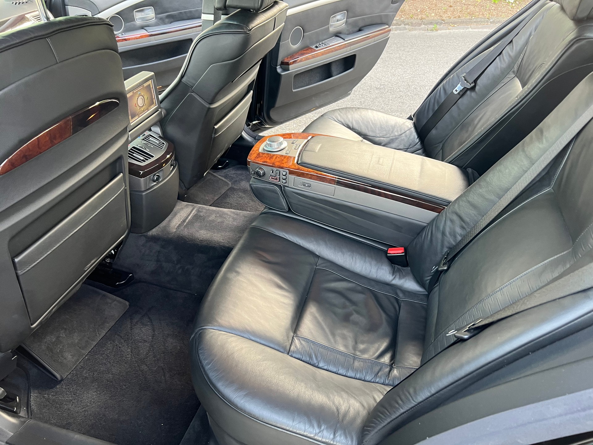 BMW 760i L-image-4