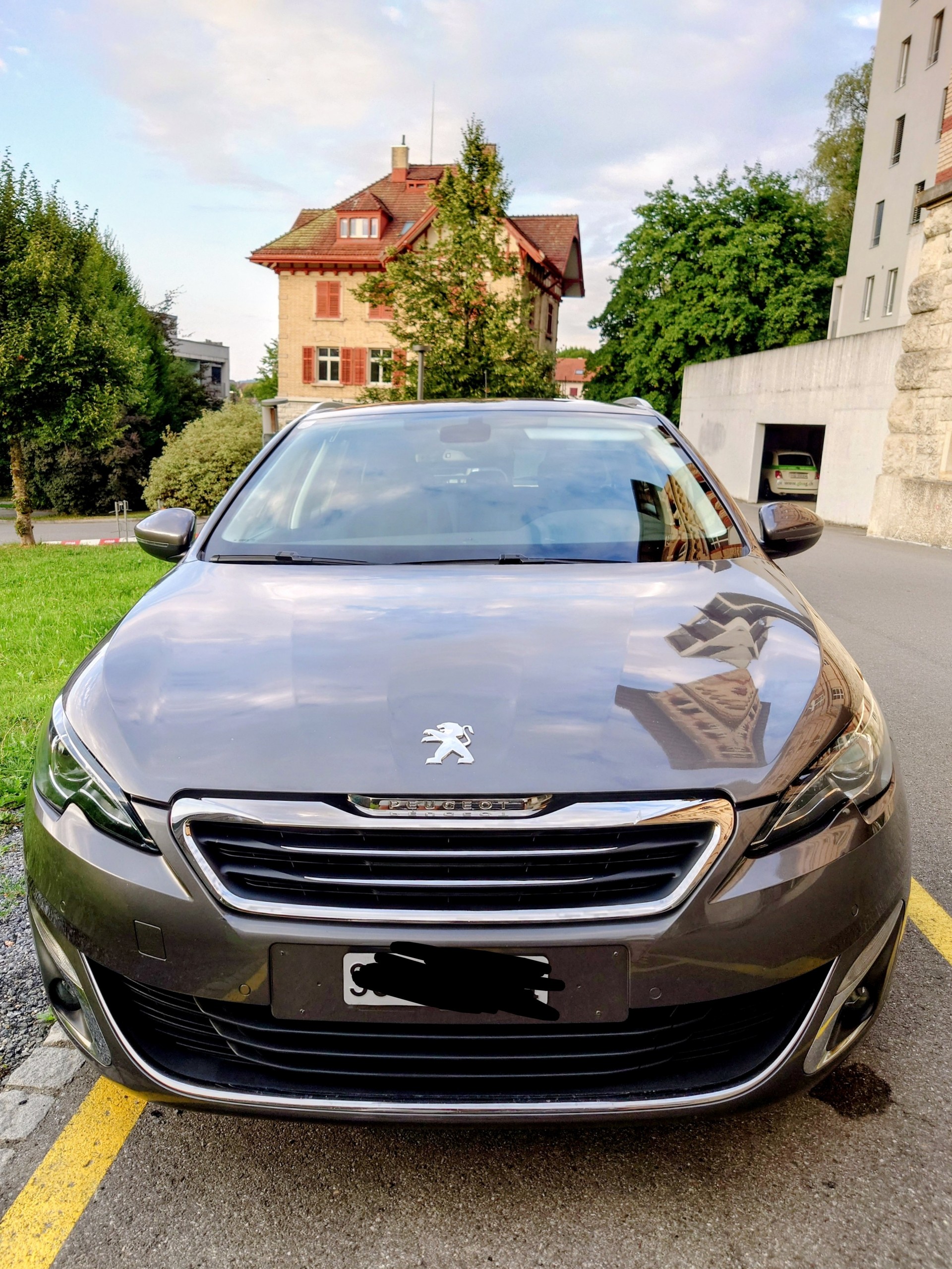 PEUGEOT 1.6 BlueHDi Allure-image-1