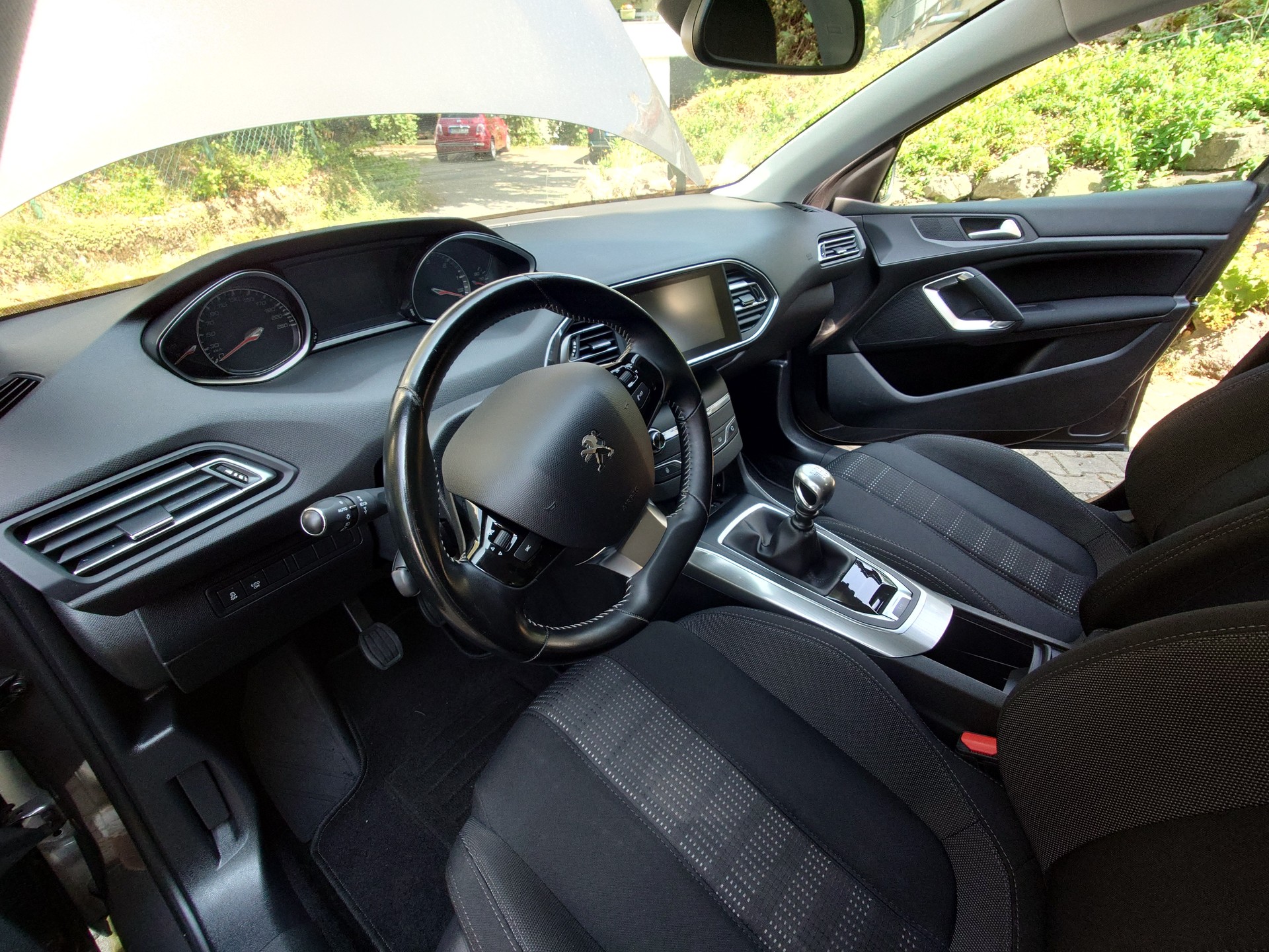 PEUGEOT 1.6 BlueHDi Allure-image-5