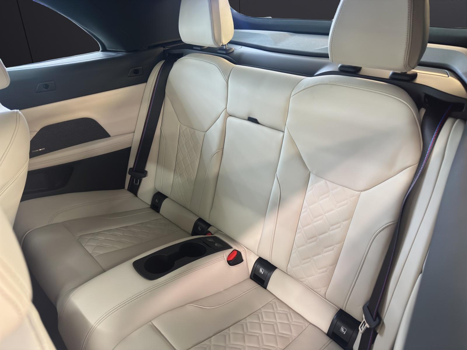 BMW M440i xDrive Cabrio-image-11