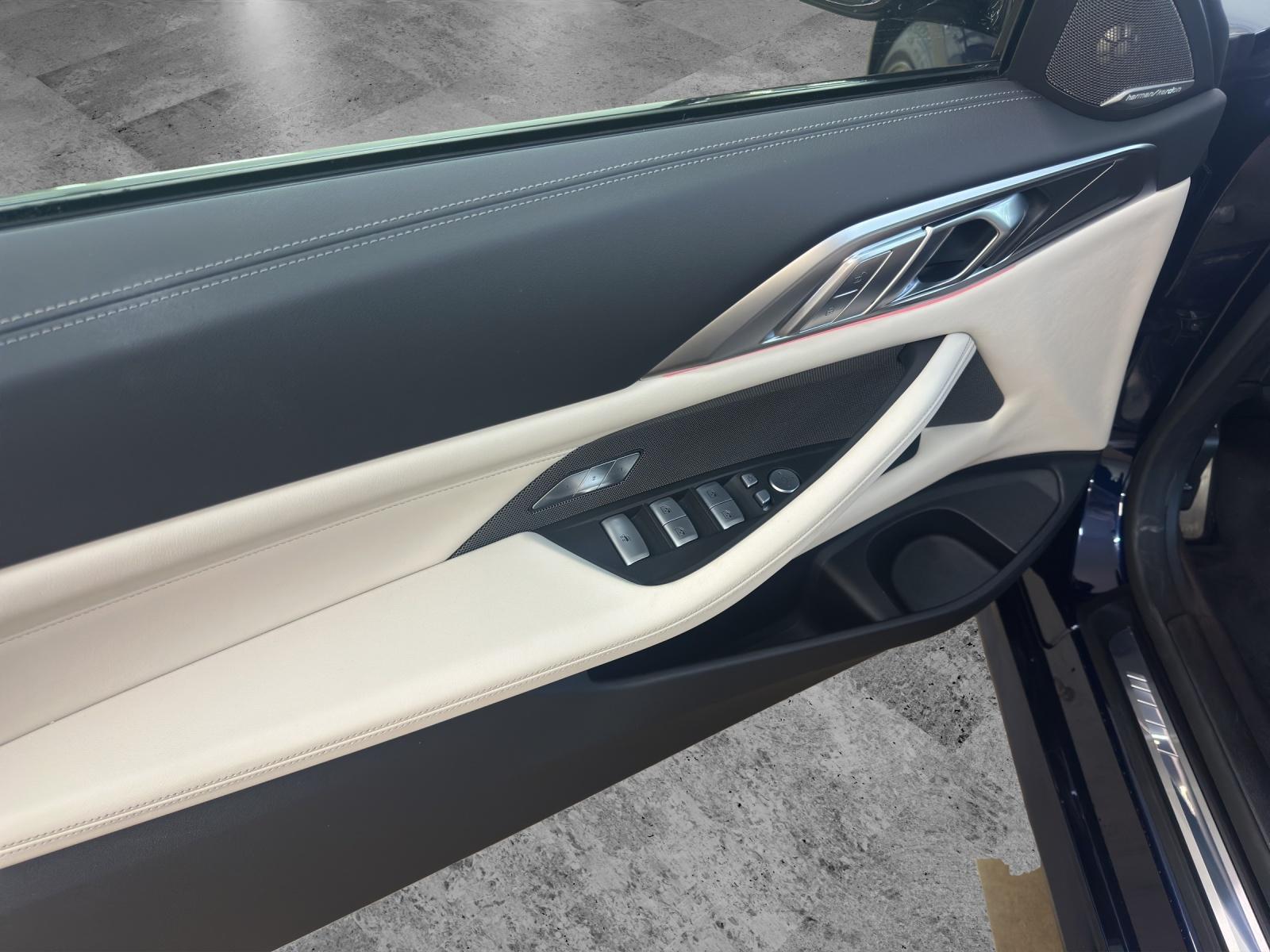 BMW M440i xDrive Cabrio-image-9