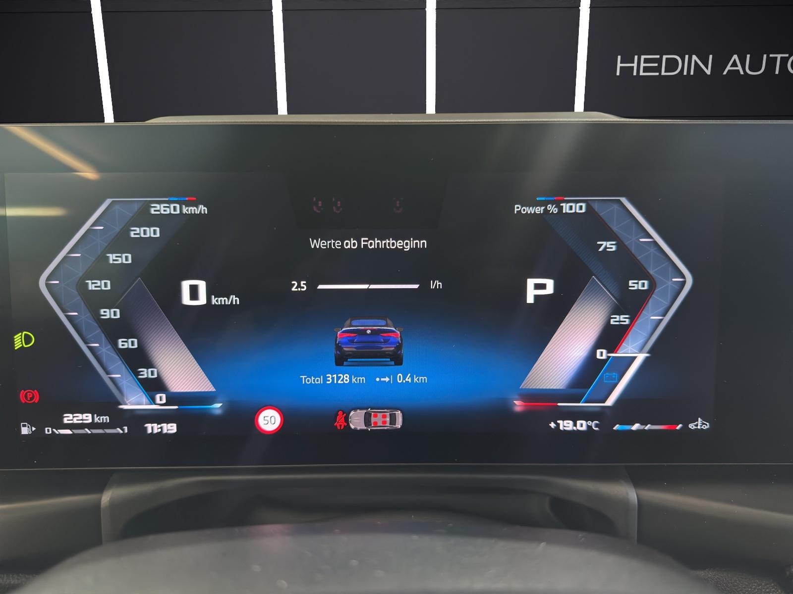 BMW M440i xDrive Cabrio-image-19