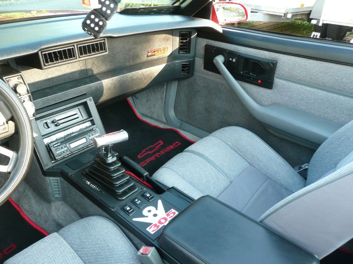CHEVROLET IROC Z28-image-3