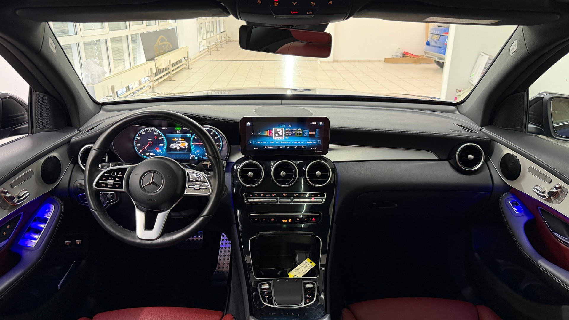MERCEDES-BENZ GLC 300 e AMG Line 4Matic 9G-Tronic-image-9