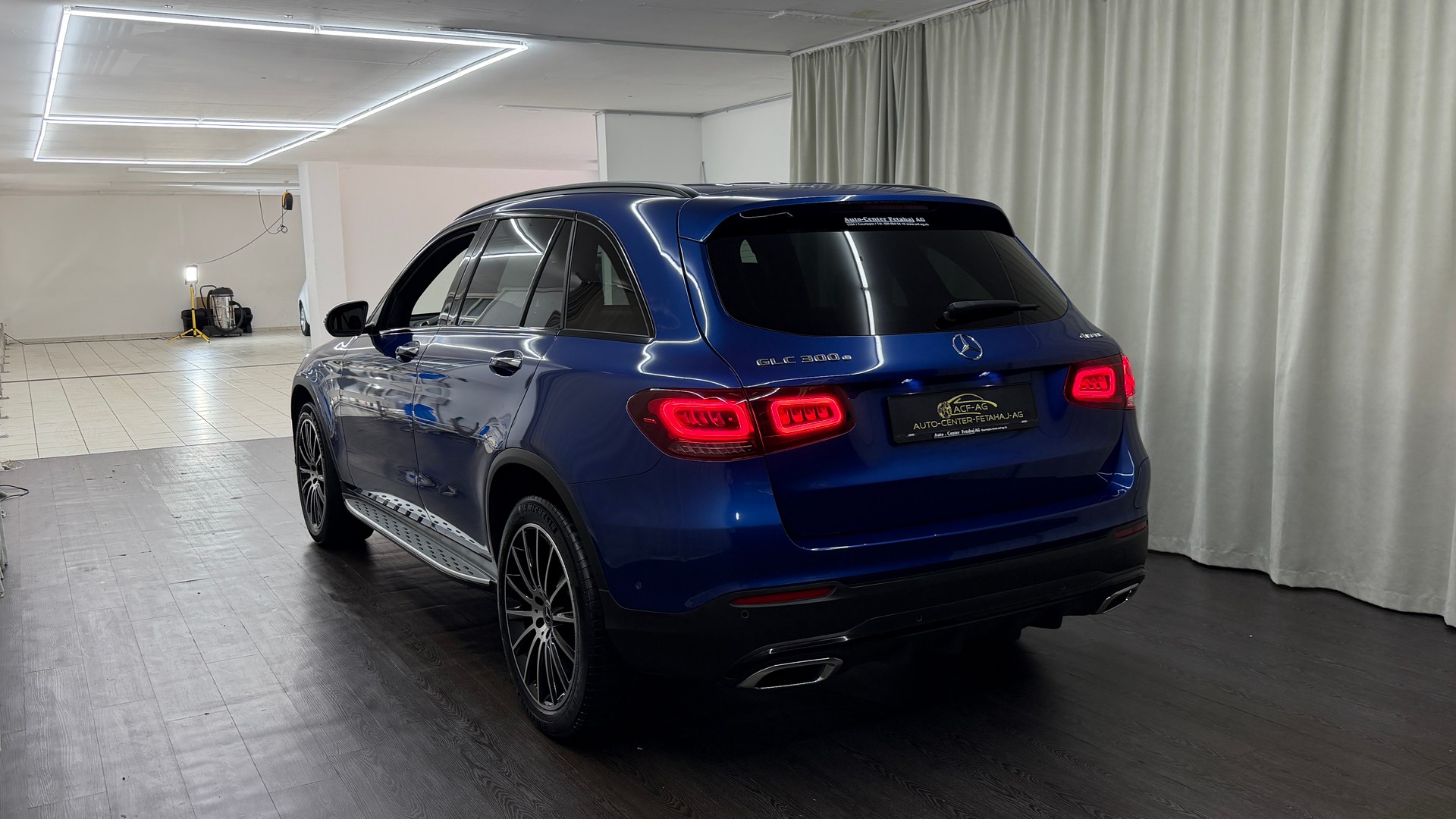 MERCEDES-BENZ GLC 300 e AMG Line 4Matic 9G-Tronic-image-5