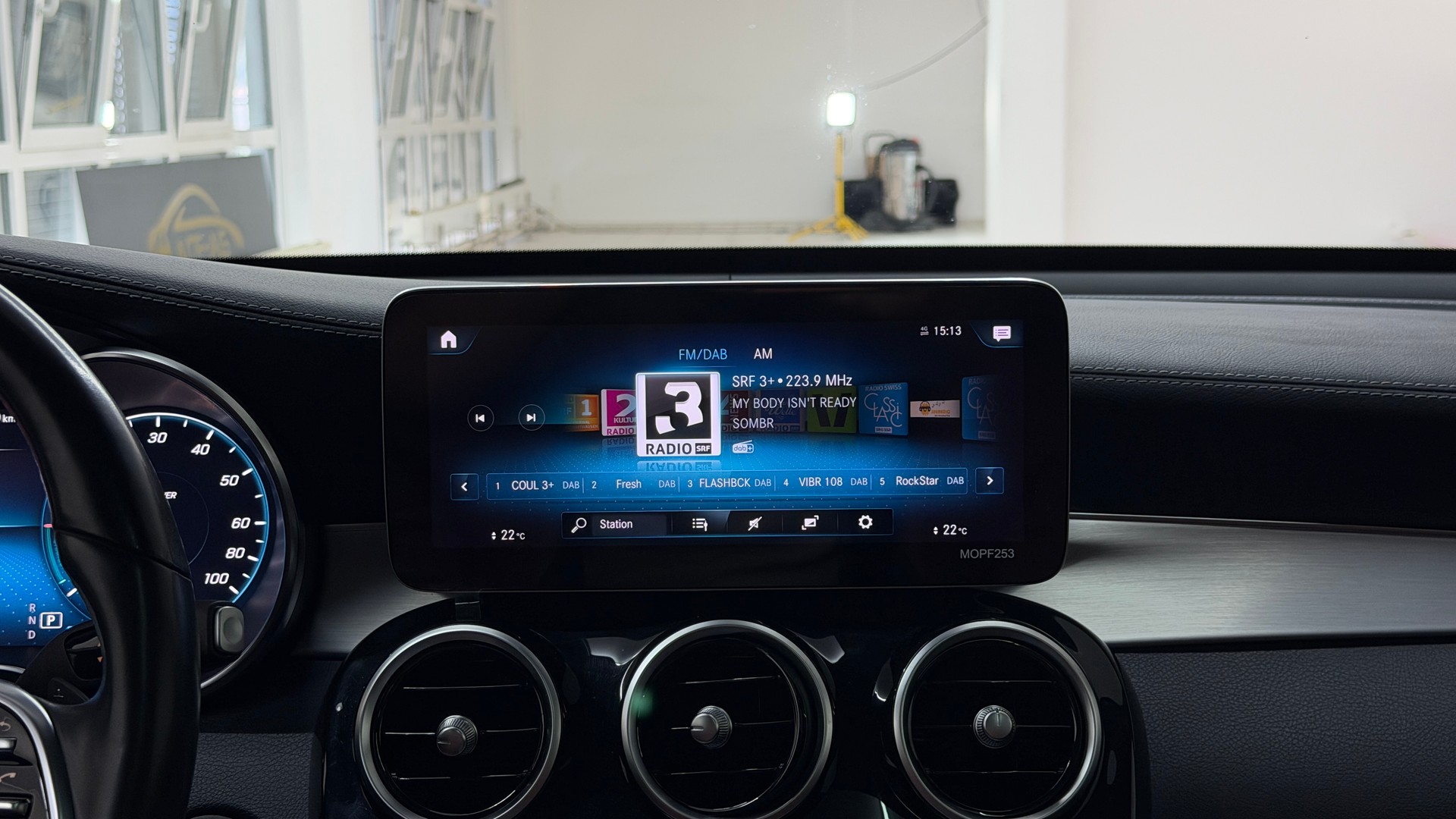 MERCEDES-BENZ GLC 300 e AMG Line 4Matic 9G-Tronic-image-10