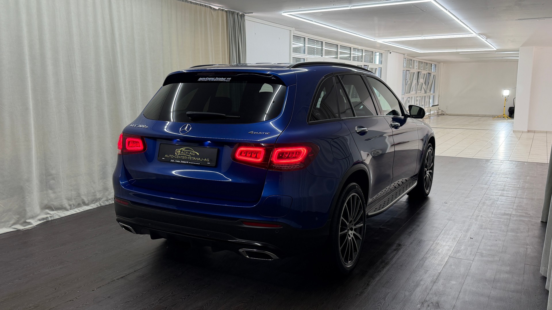 MERCEDES-BENZ GLC 300 e AMG Line 4Matic 9G-Tronic-image-3