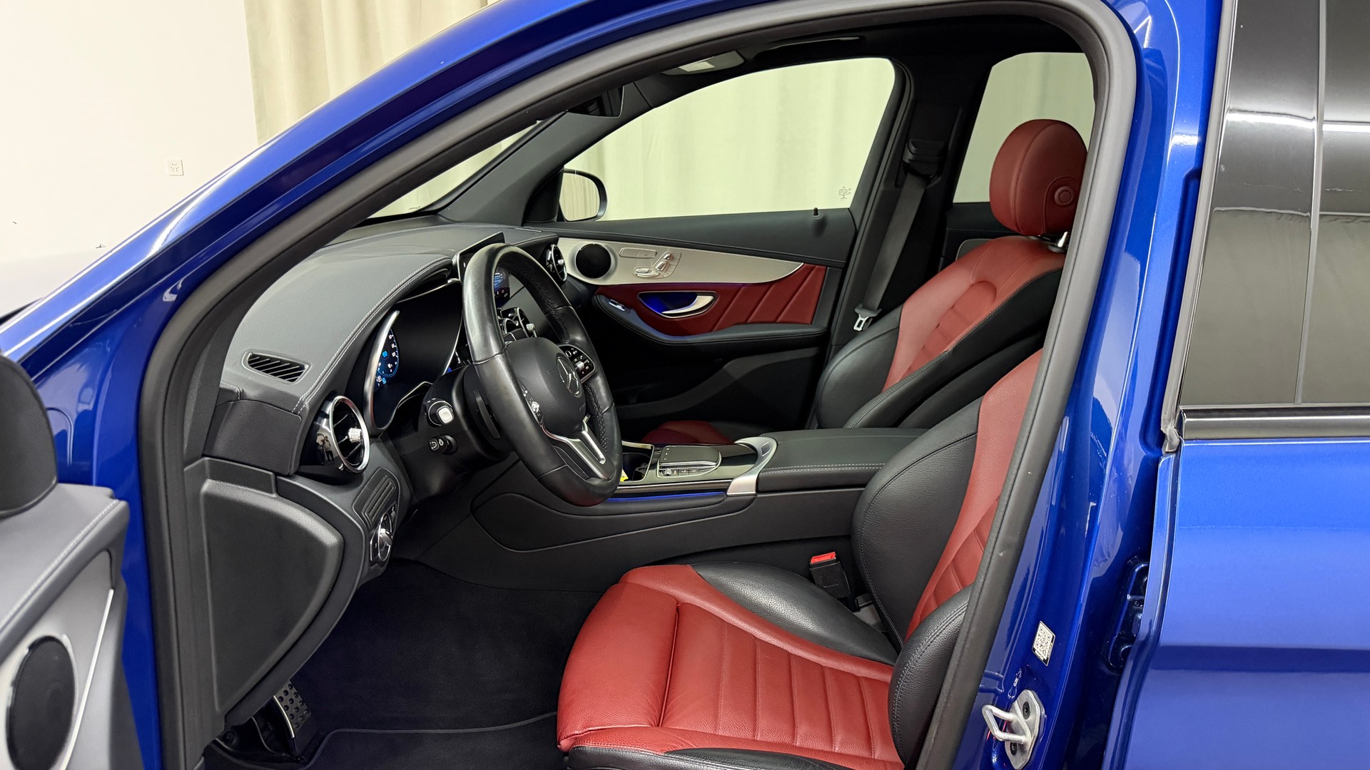 MERCEDES-BENZ GLC 300 e AMG Line 4Matic 9G-Tronic-image-6