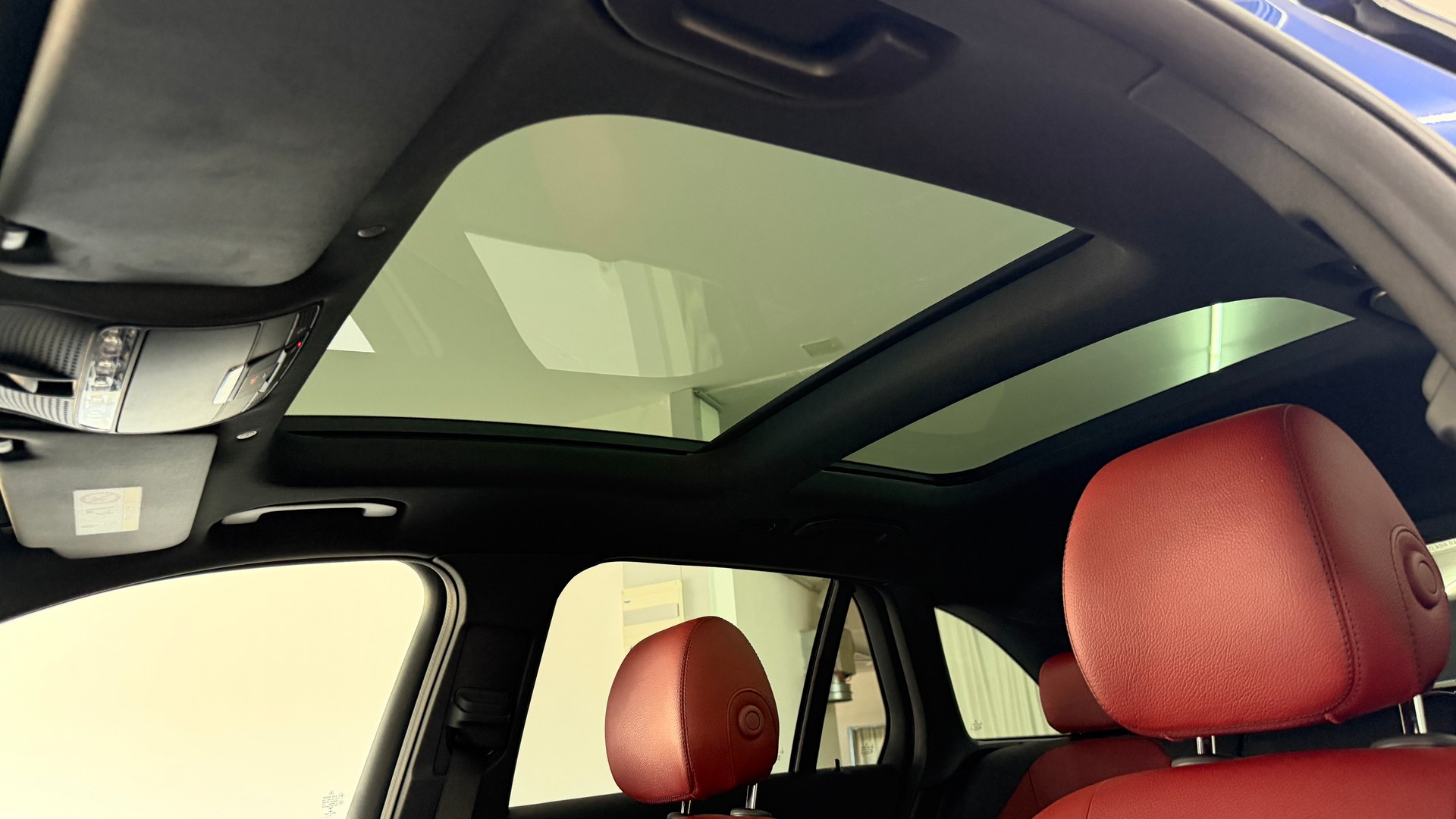MERCEDES-BENZ GLC 300 e AMG Line 4Matic 9G-Tronic-image-13
