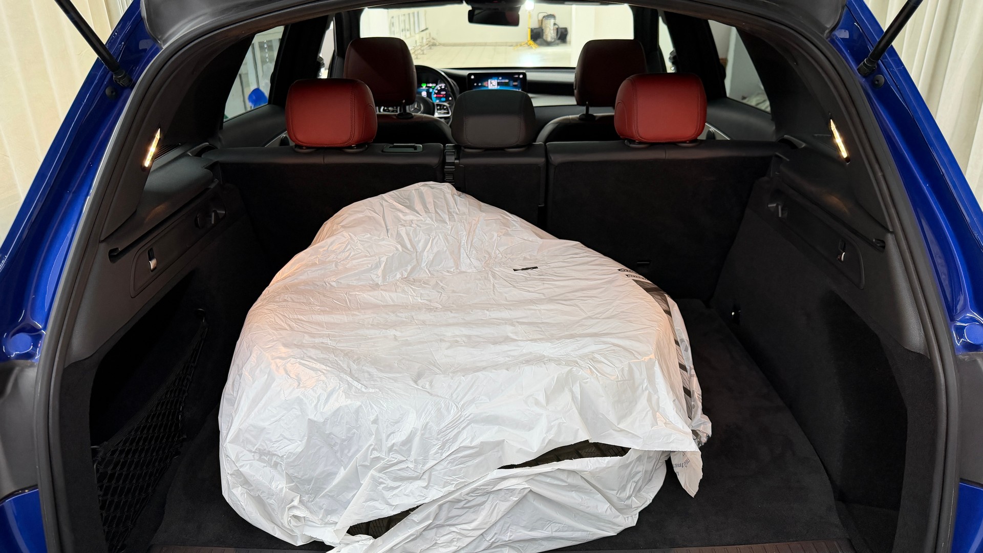 MERCEDES-BENZ GLC 300 e AMG Line 4Matic 9G-Tronic-image-16