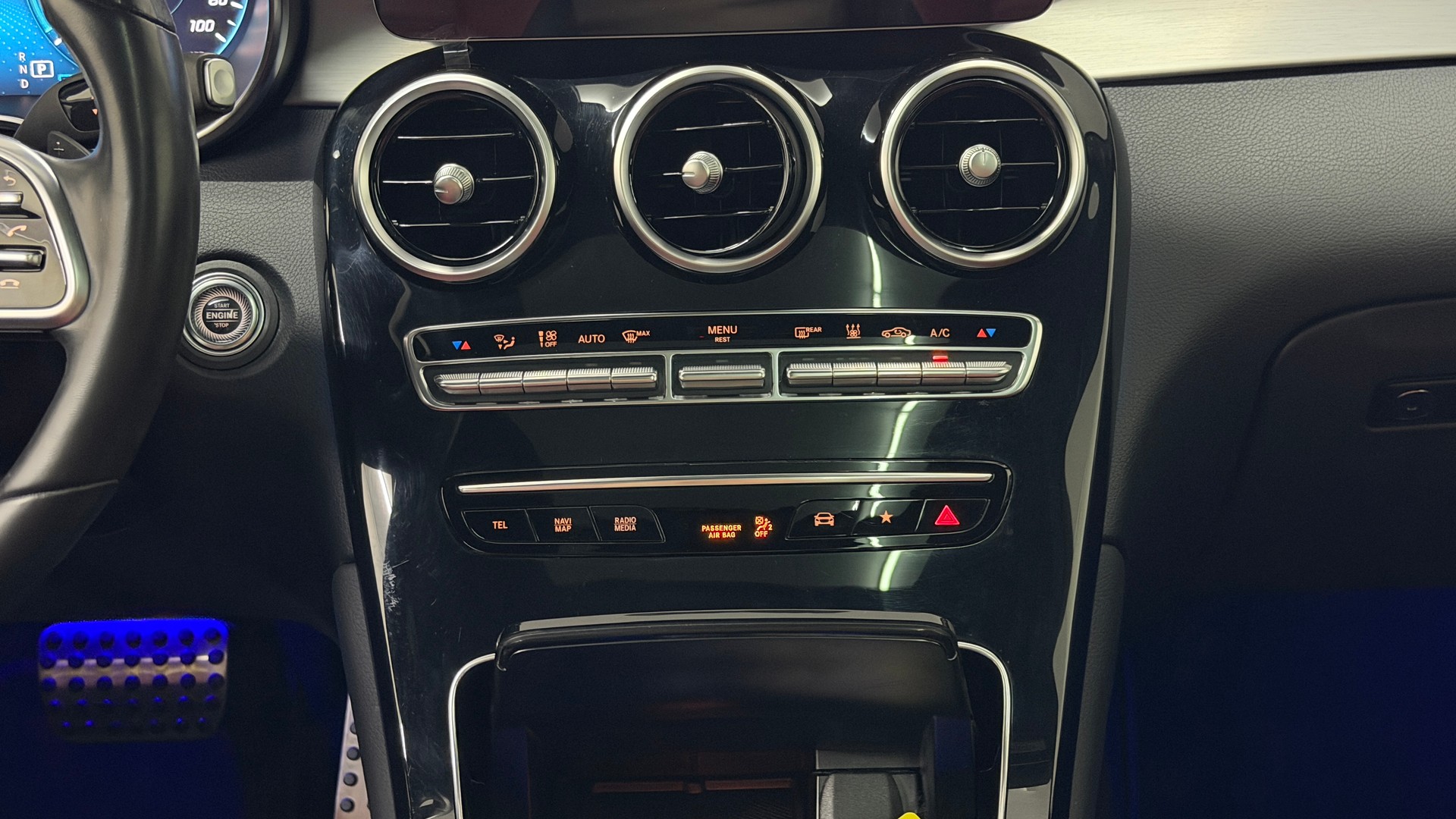 MERCEDES-BENZ GLC 300 e AMG Line 4Matic 9G-Tronic-image-11