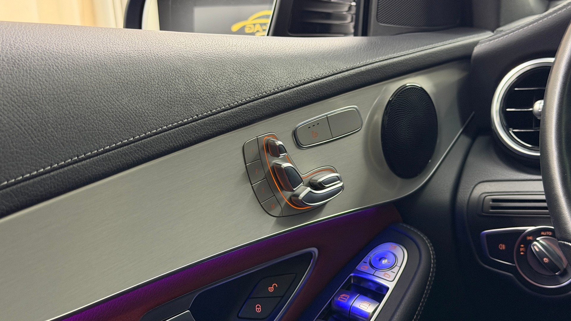 MERCEDES-BENZ GLC 300 e AMG Line 4Matic 9G-Tronic-image-15