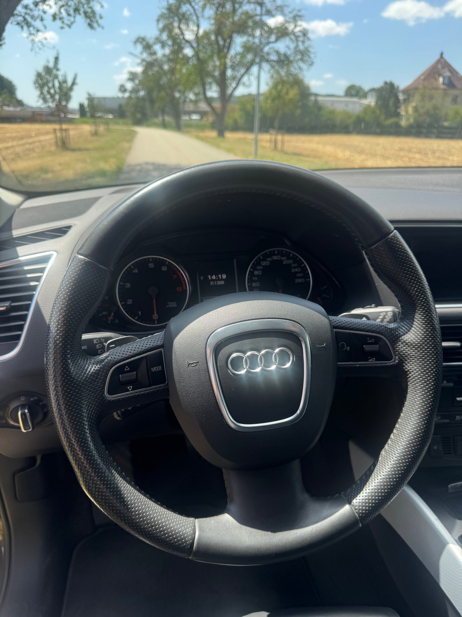 AUDI Q5 2.0 TFSI quattro-image-11