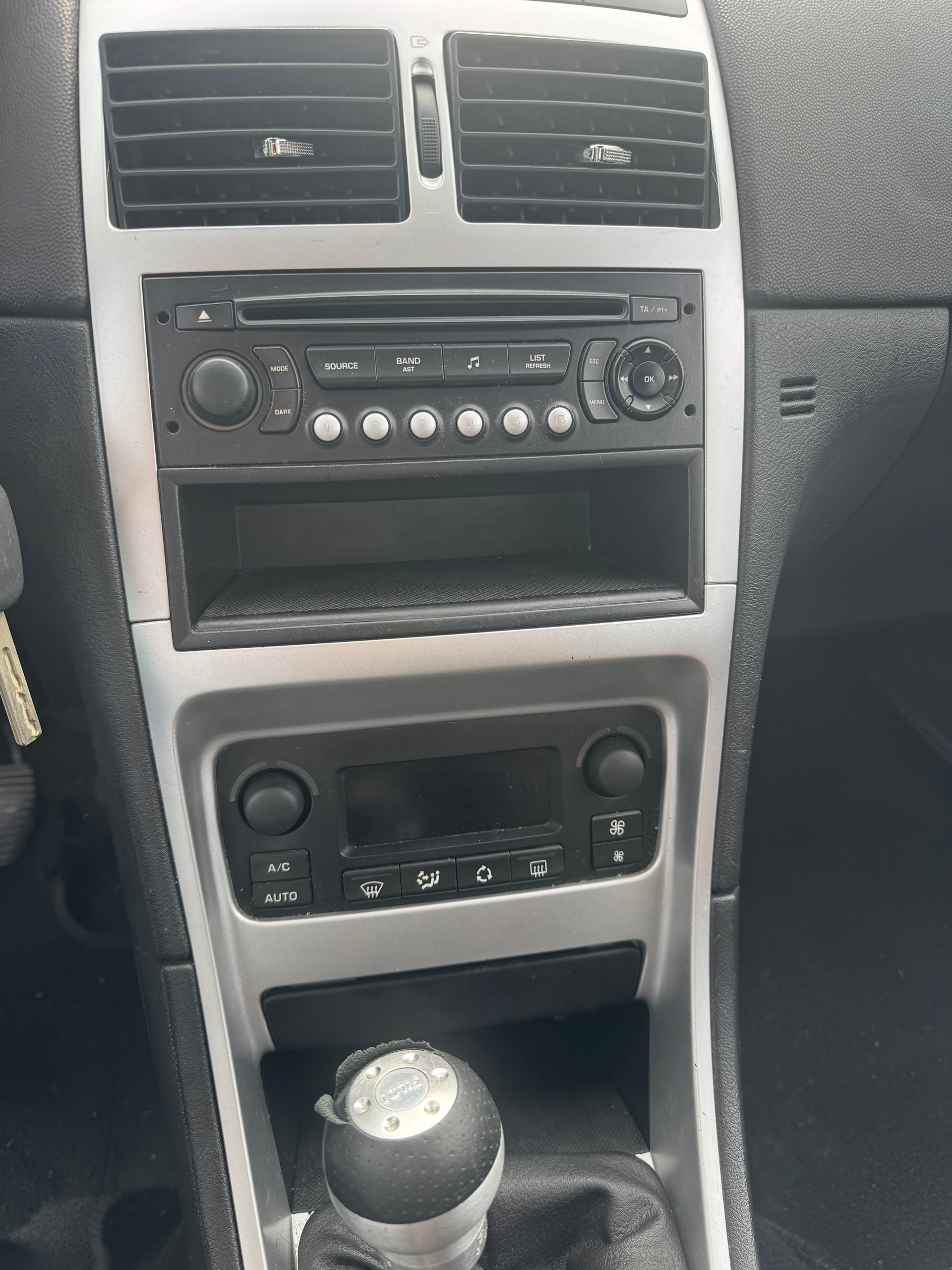 PEUGEOT 307 1.6 16V XS-image-8