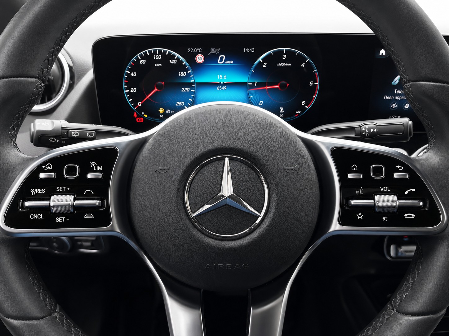MERCEDES-BENZ GLA 180 d Progressive * CH FAHRZEUG *-image-19