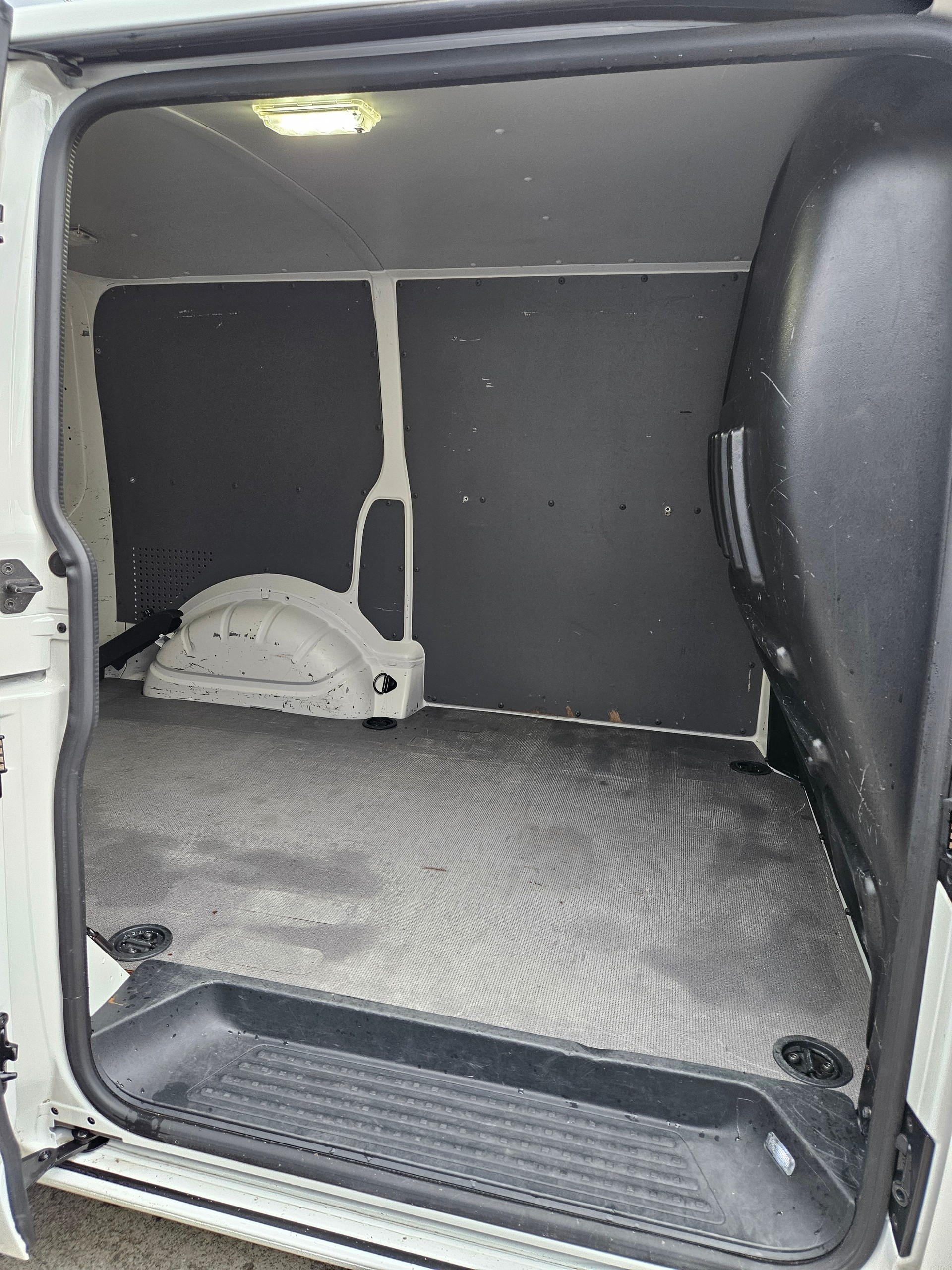 VW T6.1 2.0 TDI DSG-image-8
