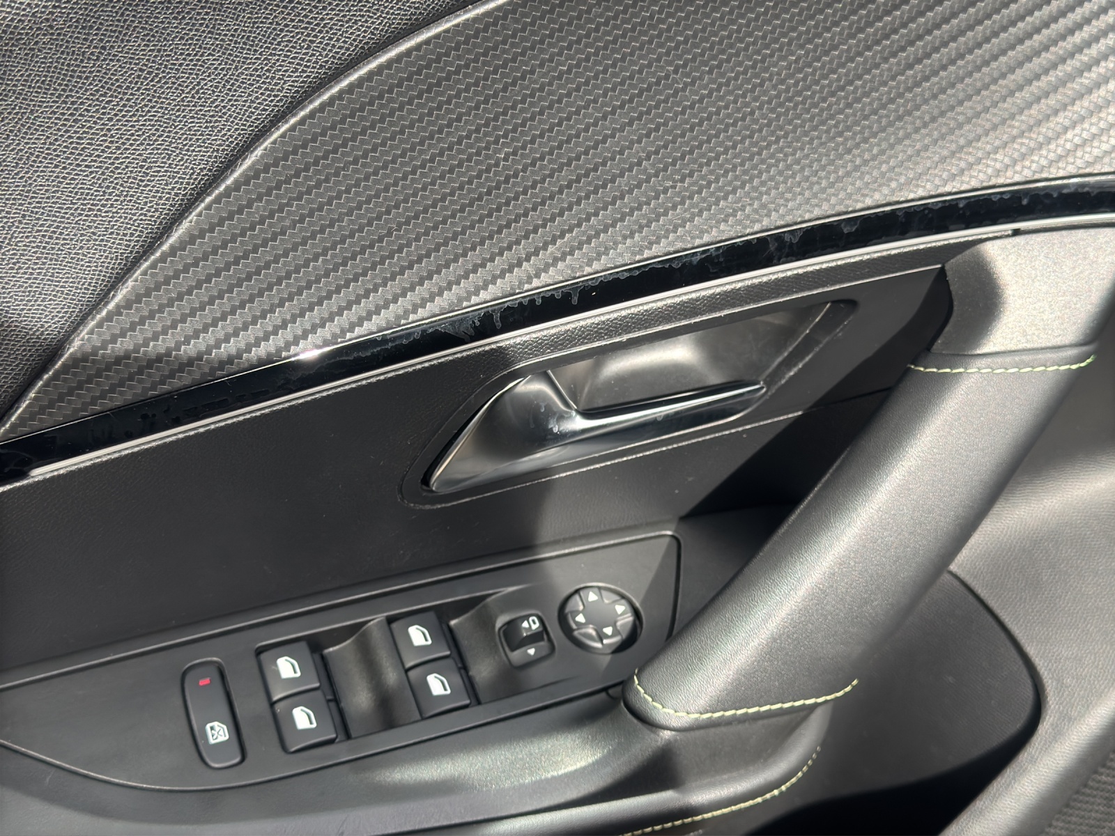 PEUGEOT 2008 1.2 PureTech GT EAT8-image-9
