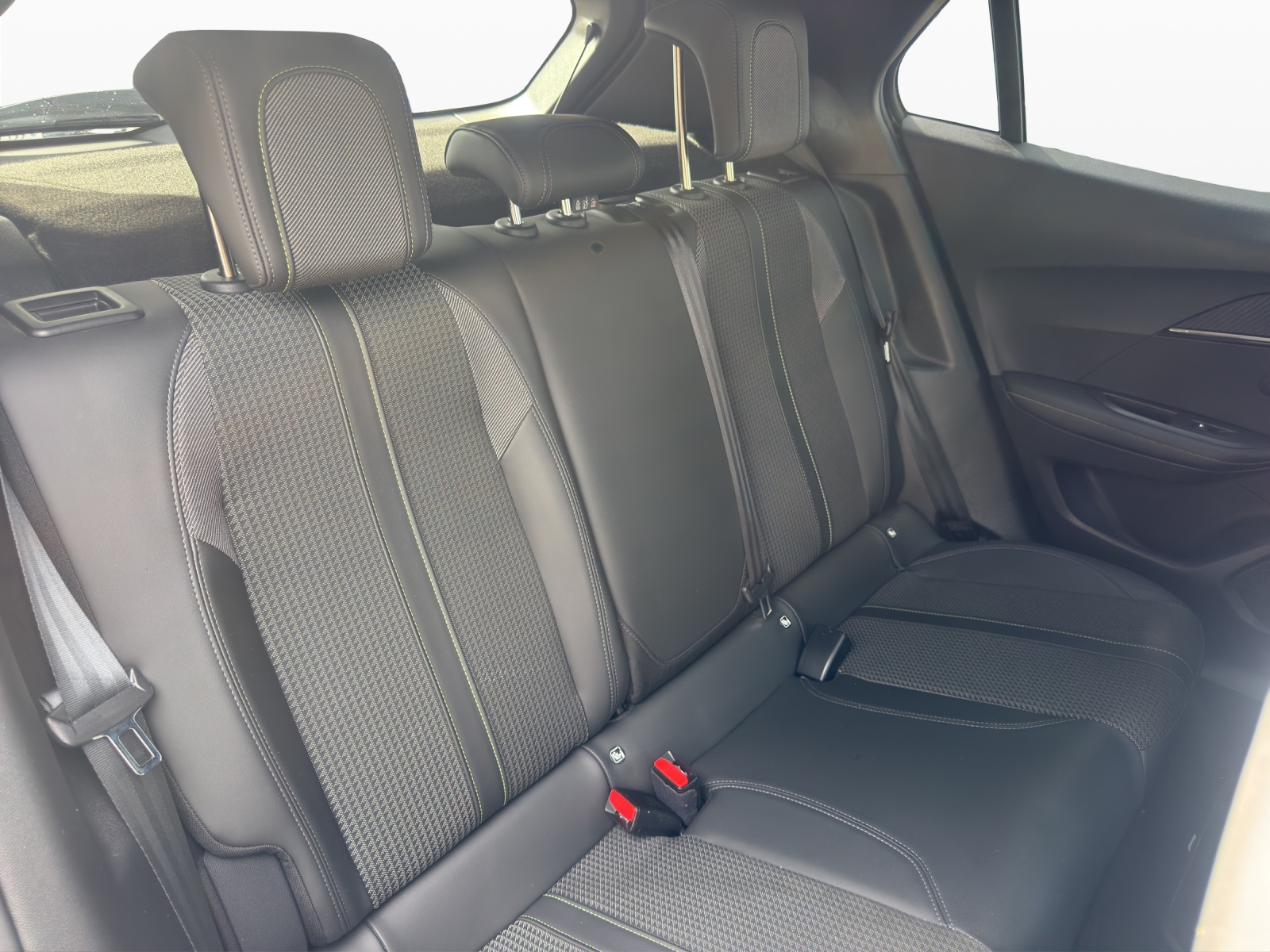 PEUGEOT 2008 1.2 PureTech GT EAT8-image-18