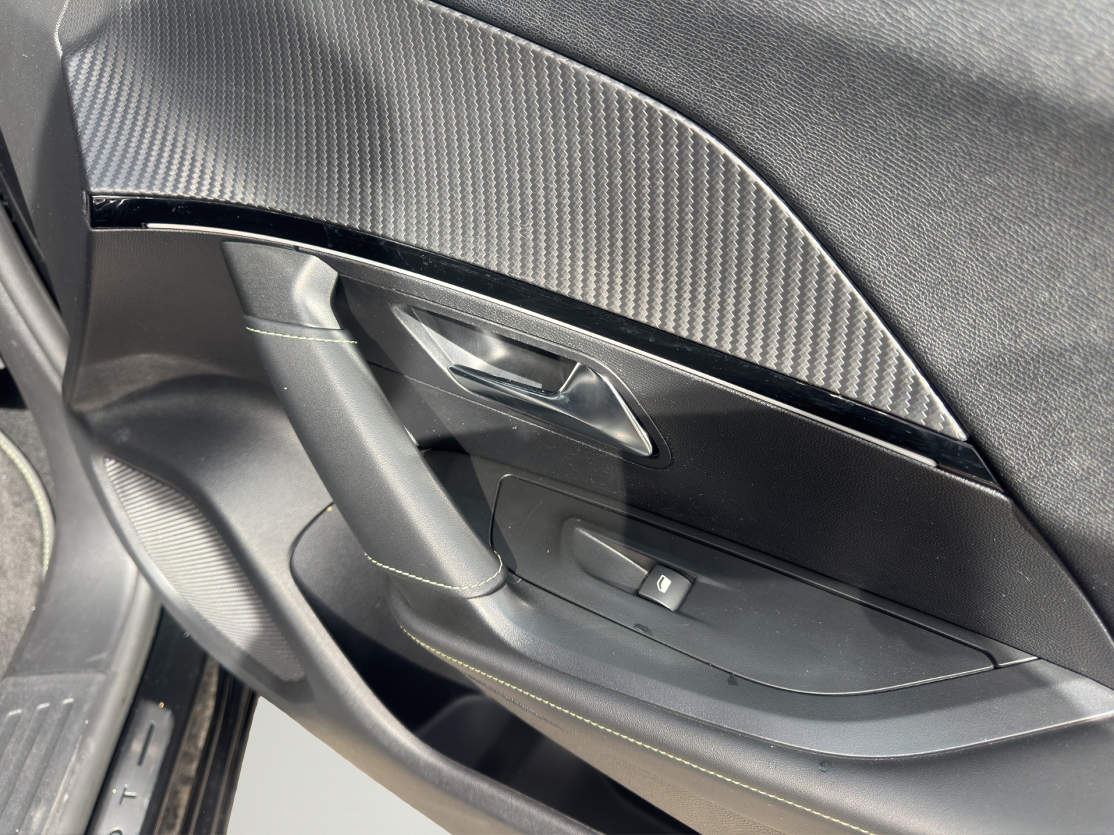 PEUGEOT 2008 1.2 PureTech GT EAT8-image-16