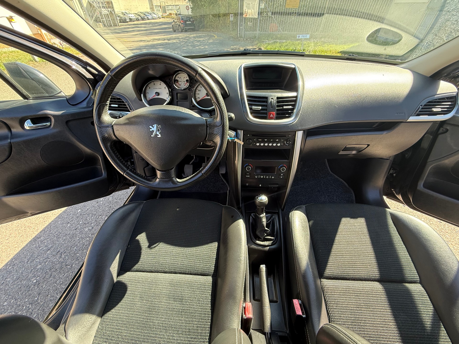 PEUGEOT 207 1.6 16V Swiss Edition-image-23