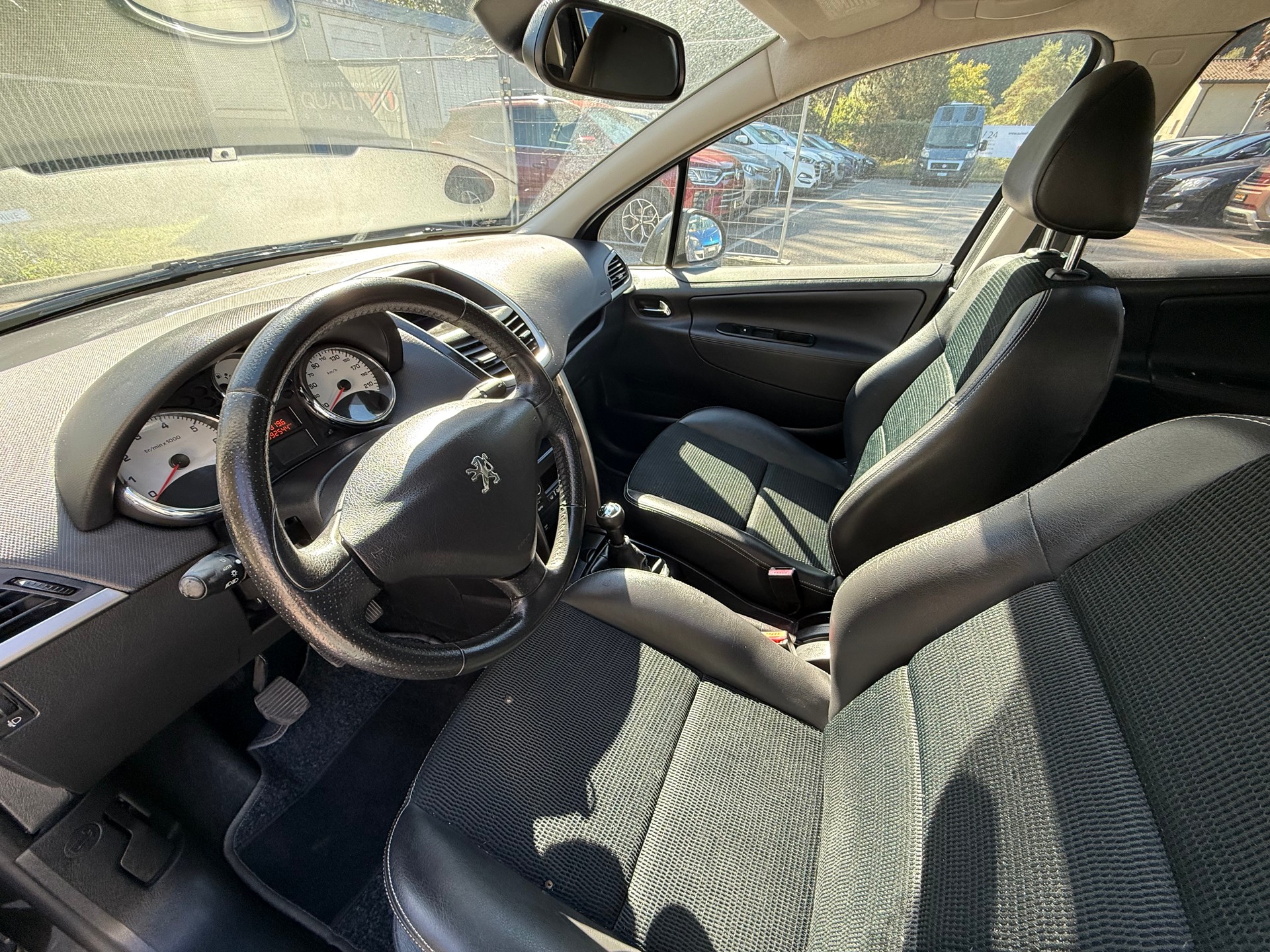 PEUGEOT 207 1.6 16V Swiss Edition-image-9