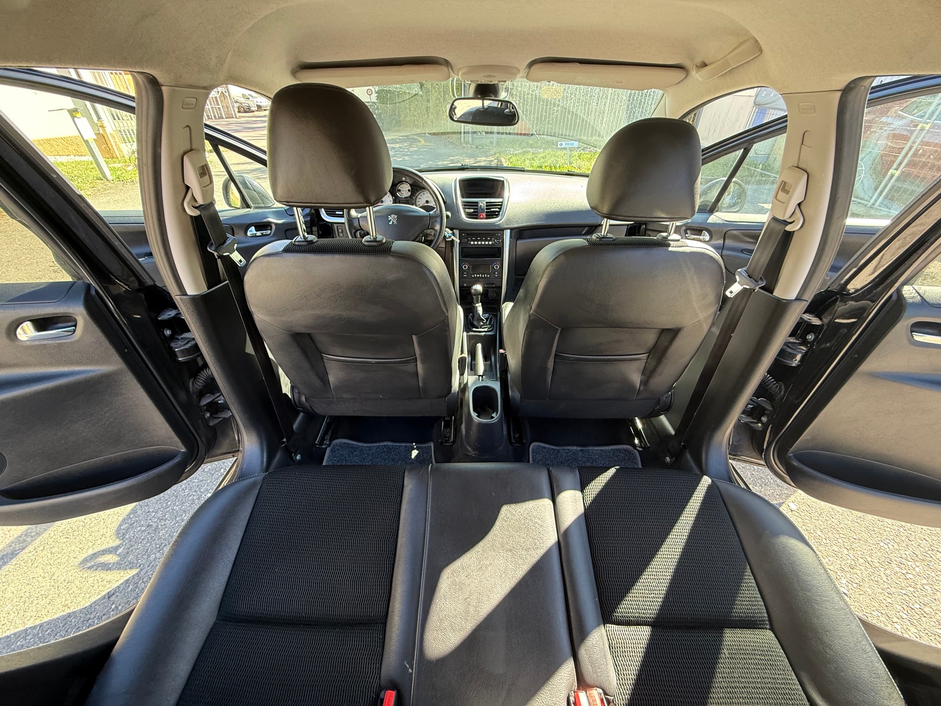 PEUGEOT 207 1.6 16V Swiss Edition-image-22