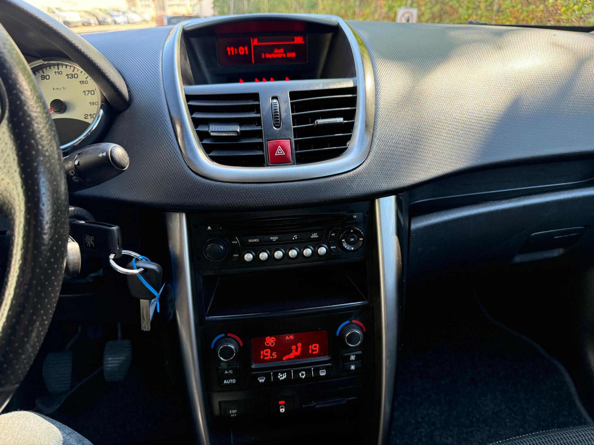 PEUGEOT 207 1.6 16V Swiss Edition-image-24