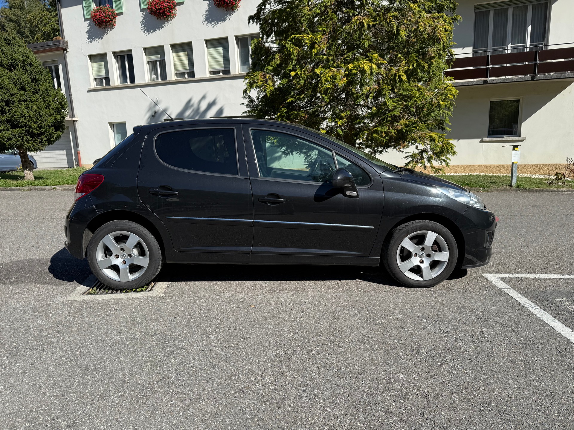 PEUGEOT 207 1.6 16V Swiss Edition-image-6