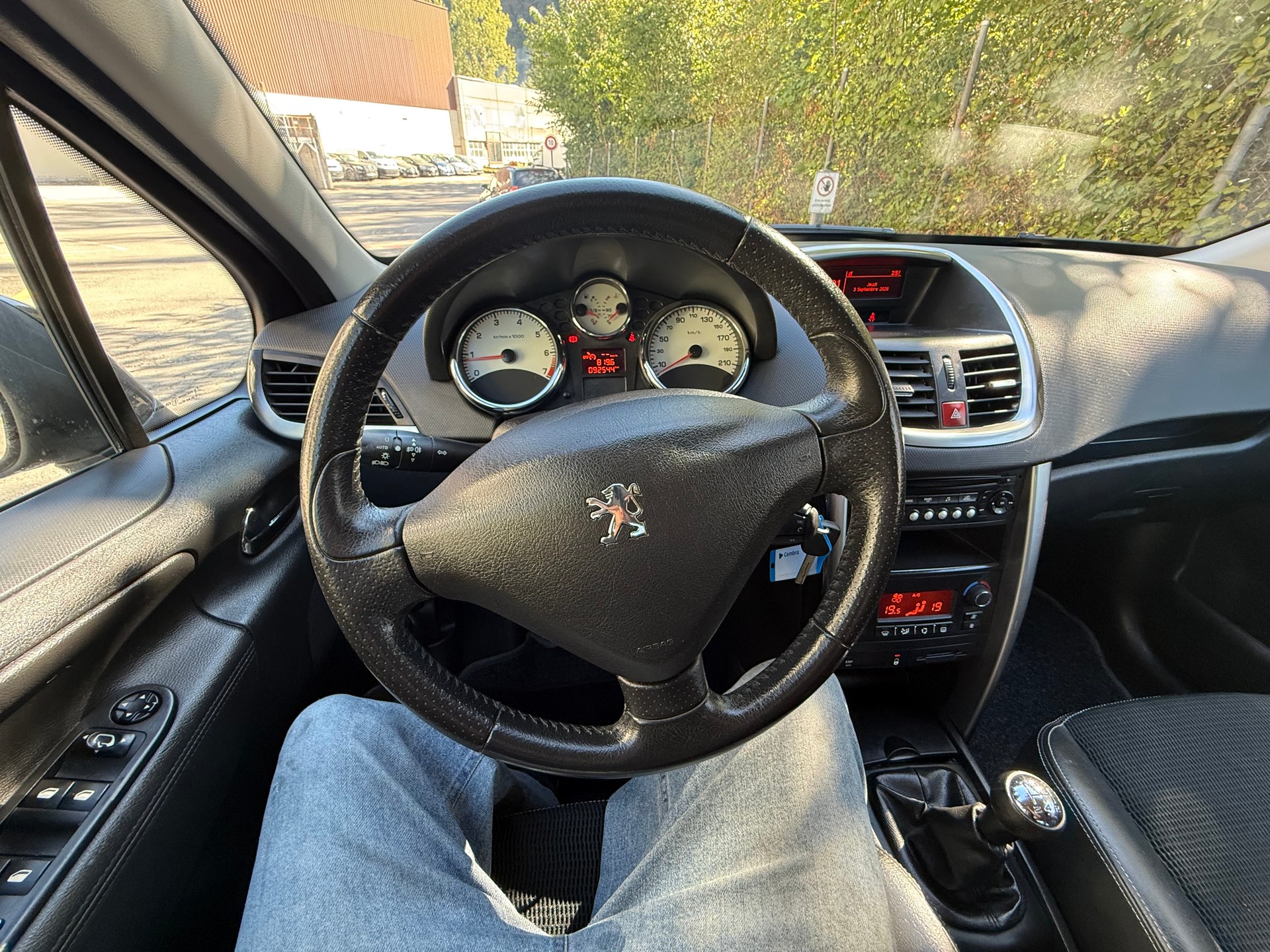 PEUGEOT 207 1.6 16V Swiss Edition-image-26