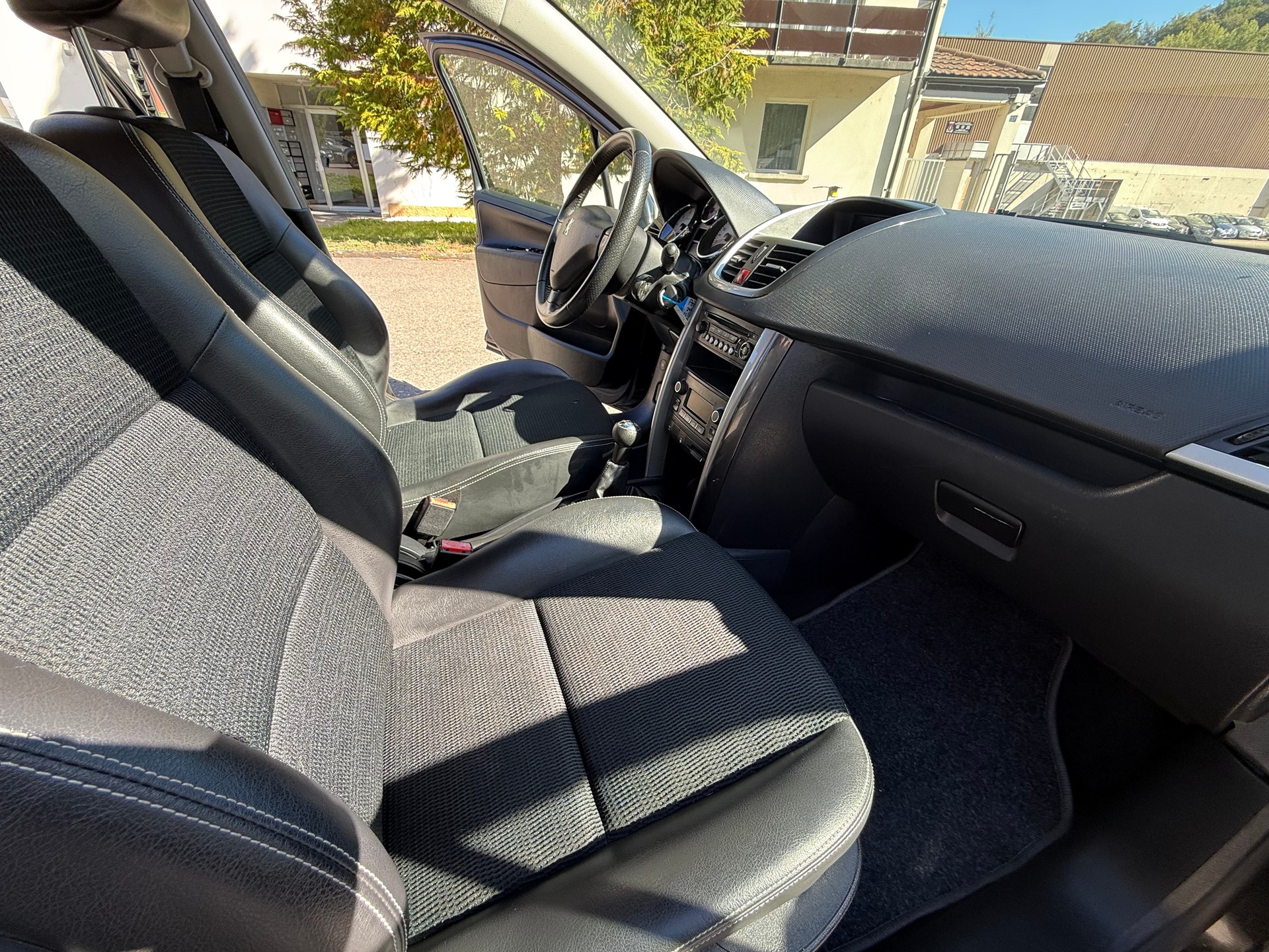 PEUGEOT 207 1.6 16V Swiss Edition-image-13