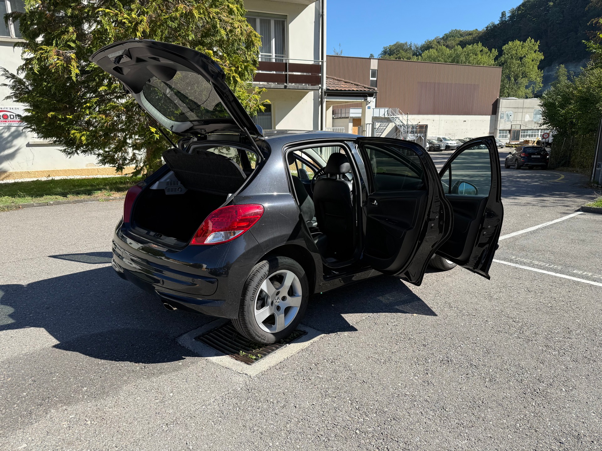 PEUGEOT 207 1.6 16V Swiss Edition-image-19