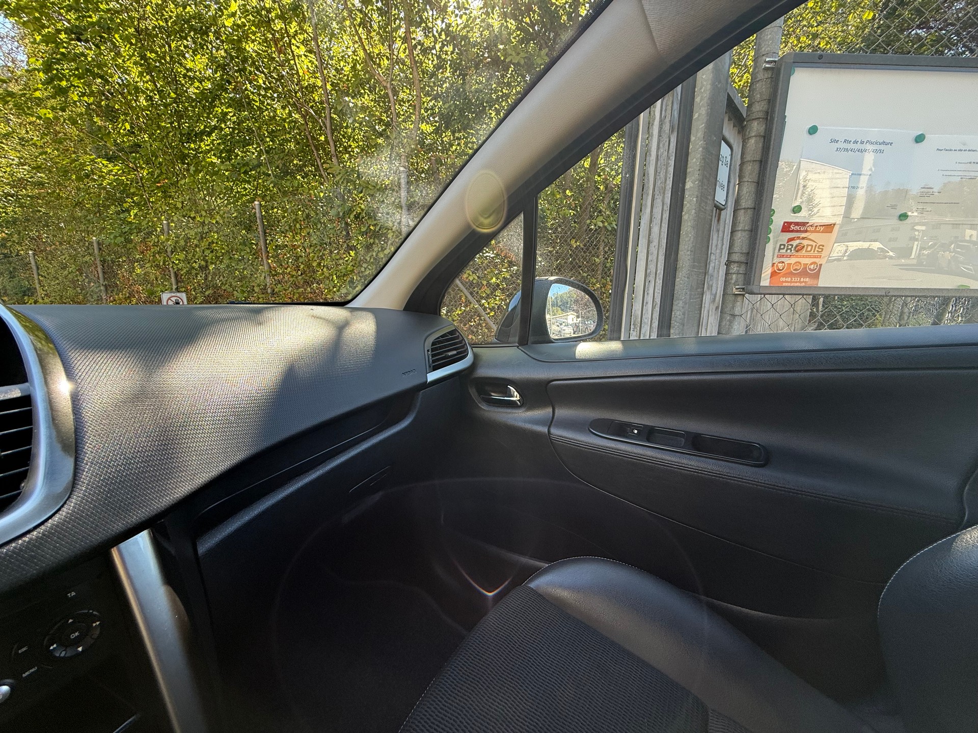 PEUGEOT 207 1.6 16V Swiss Edition-image-25