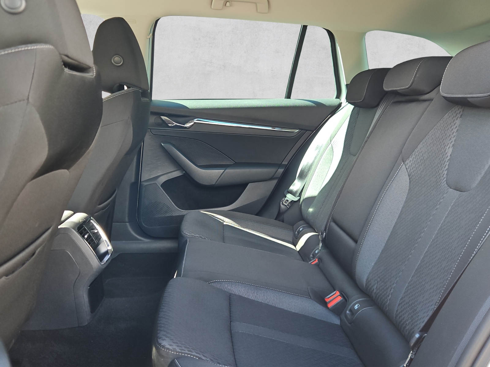 SKODA Octavia Combi 2.0 TDI 200 Style 4x4 DSG*ab Service/MFK*8- Fach Räder*LED Matrix*Kamera*-image-14