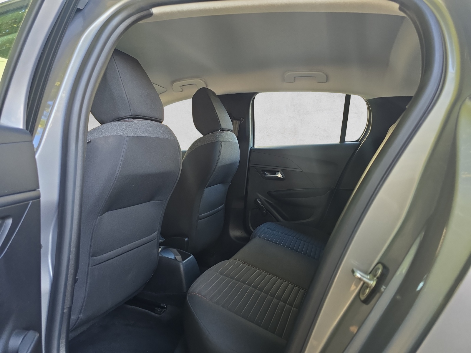 PEUGEOT 208 1.2 PureTech Active Business-image-9