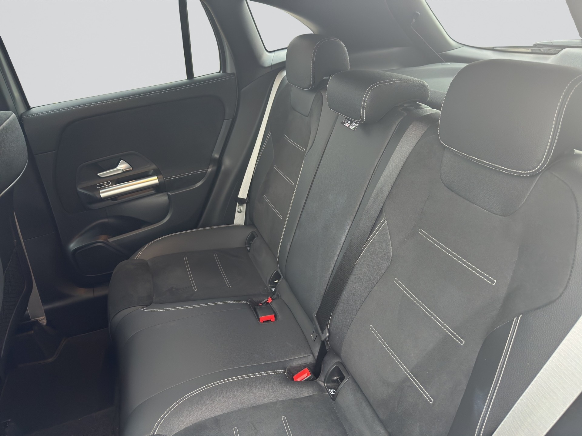 MERCEDES-BENZ GLA 200 AMG Line 7G-DCT Night-image-7