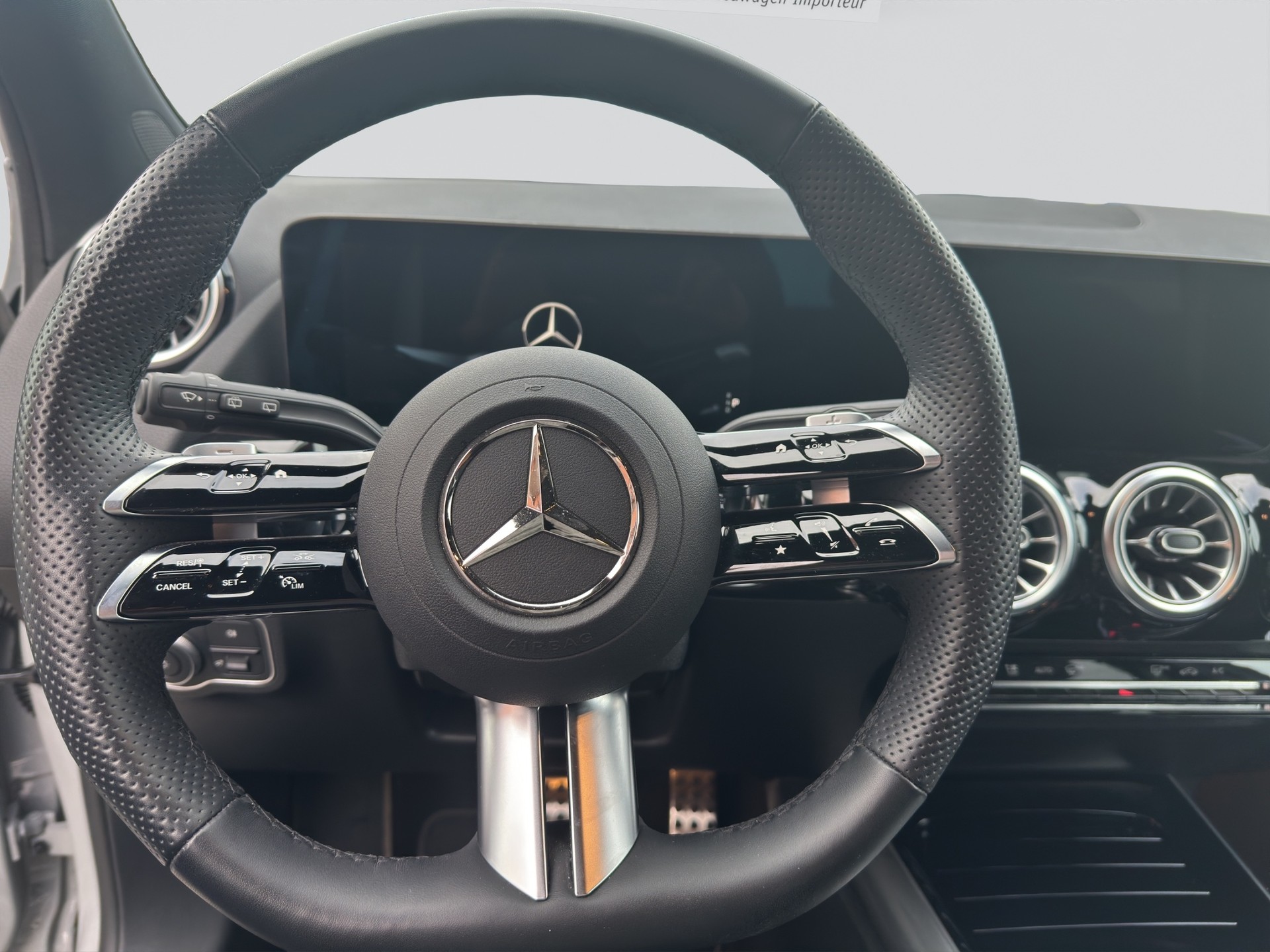 MERCEDES-BENZ GLA 200 AMG Line 7G-DCT Night-image-9
