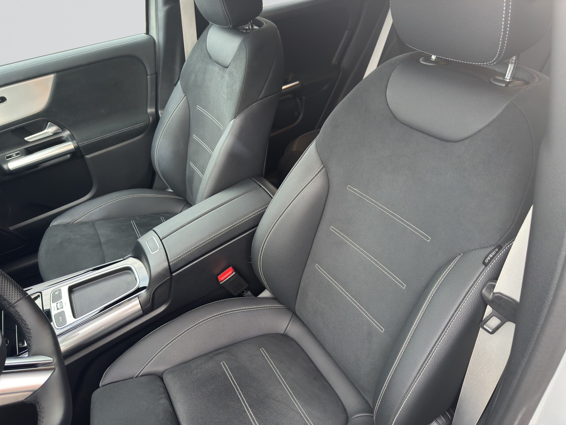 MERCEDES-BENZ GLA 200 AMG Line 7G-DCT Night-image-5