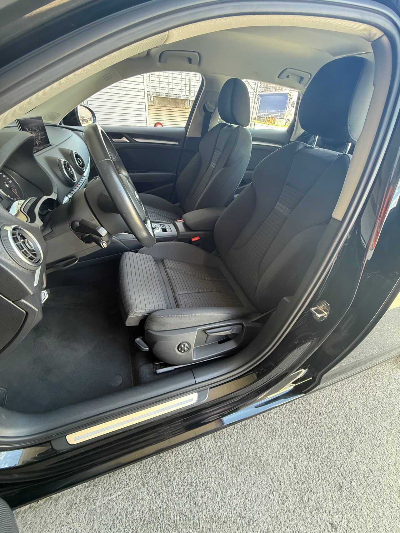 AUDI A3 2.0 TDI Ambition S-tronic-image-8