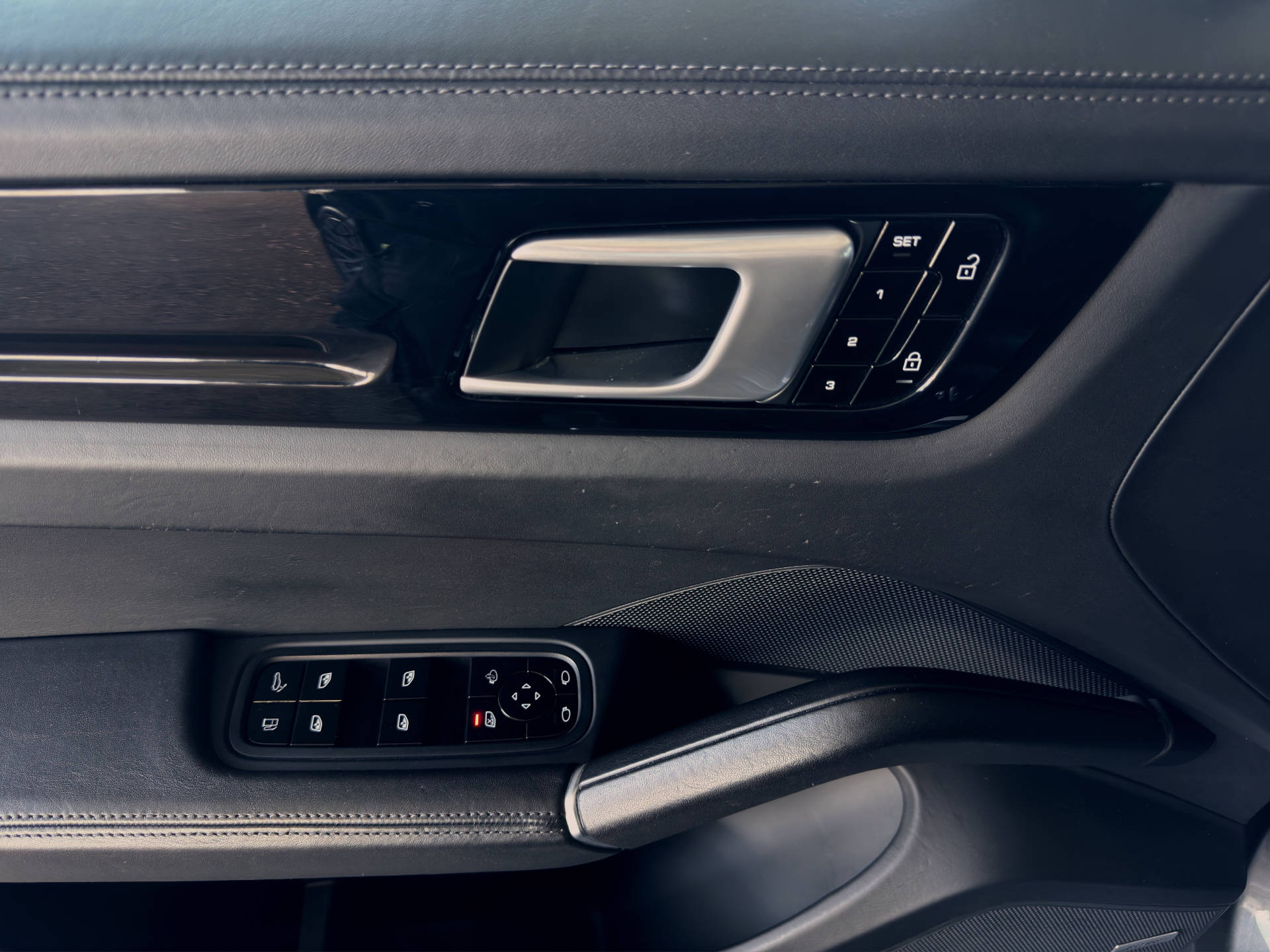 PORSCHE Cayenne E-Hybrid-image-10