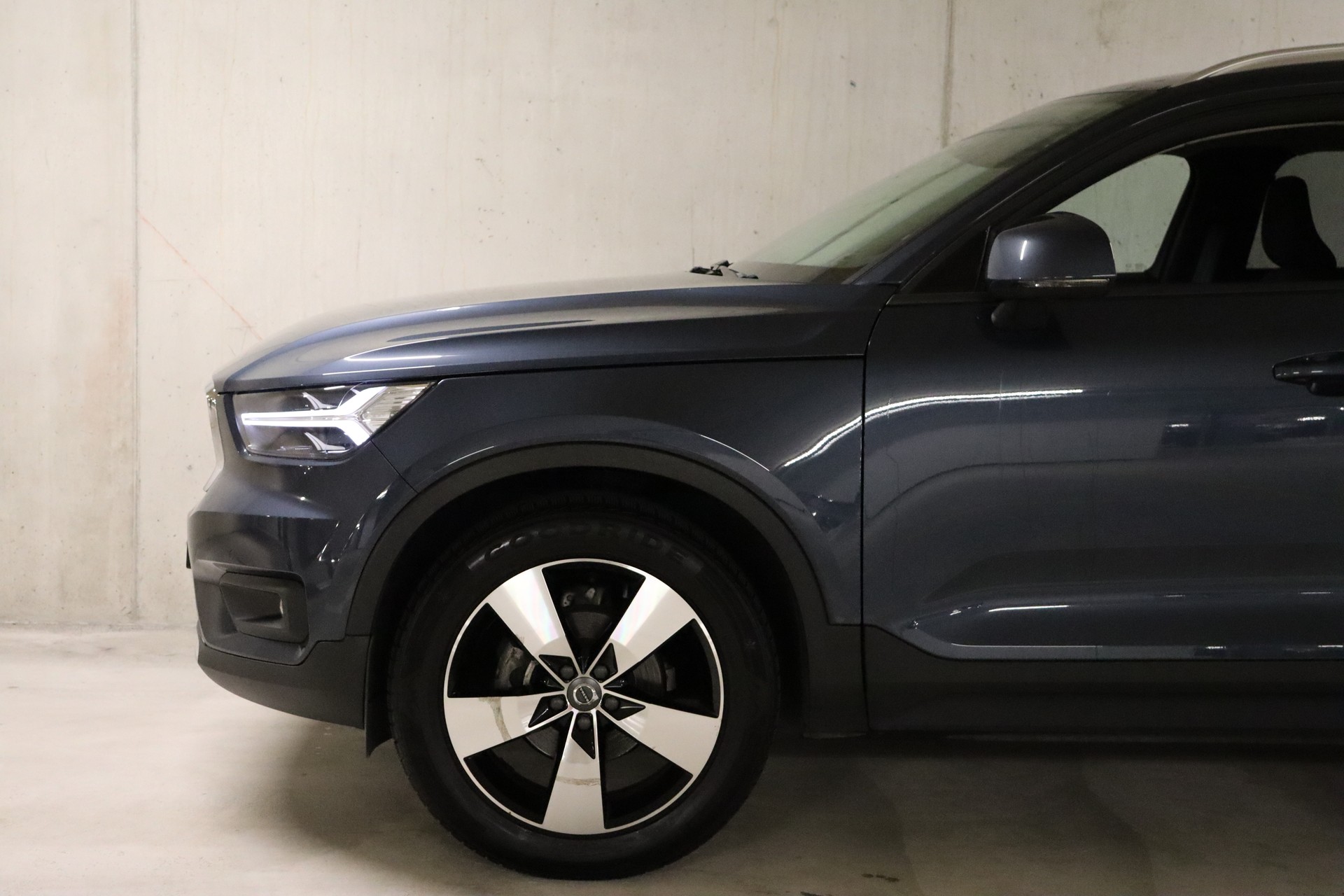VOLVO XC40 T2 Momentum Light Geartronic-showroom-element-2