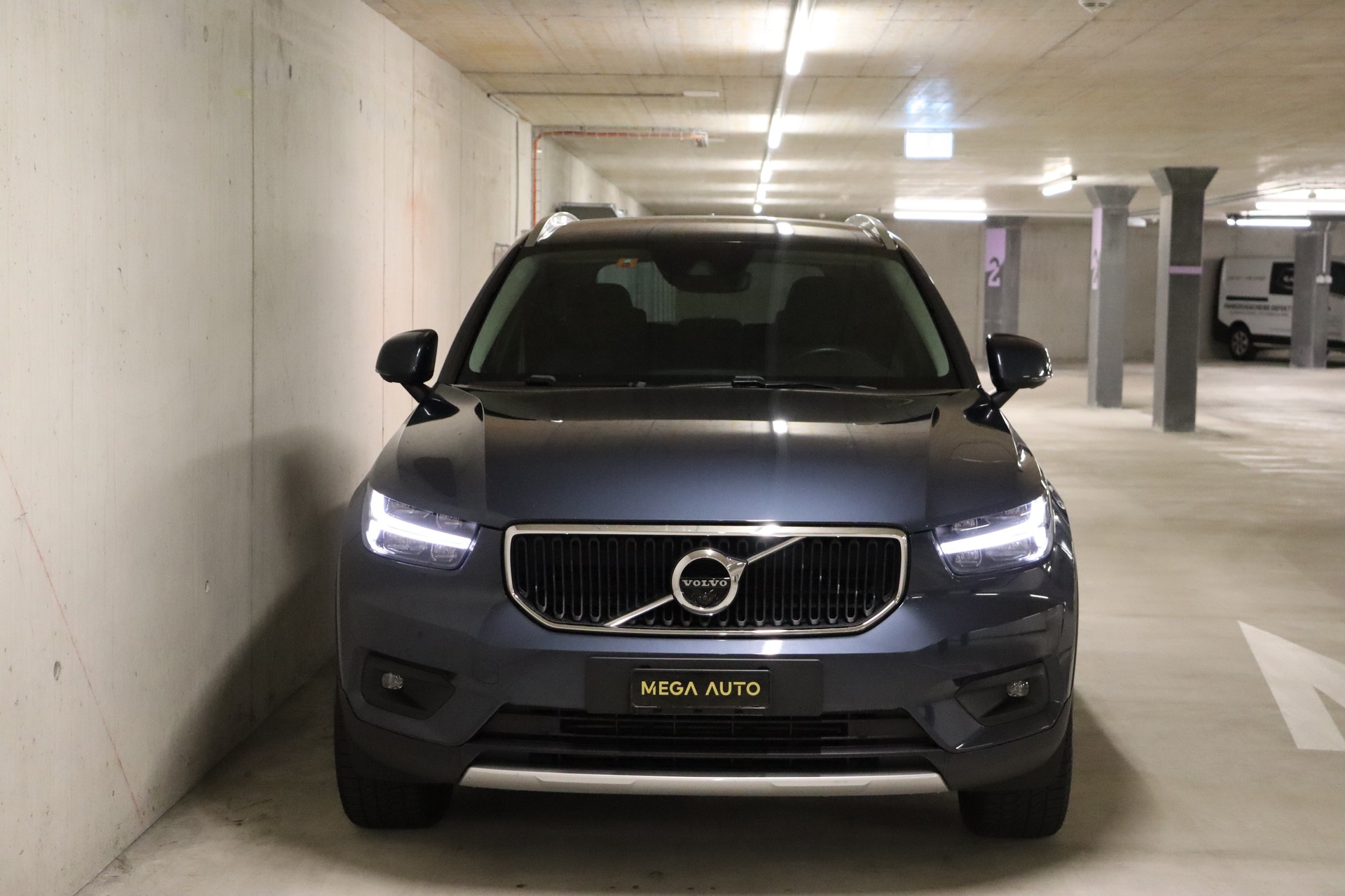 VOLVO XC40 T2 Momentum Light Geartronic-showroom-element-1