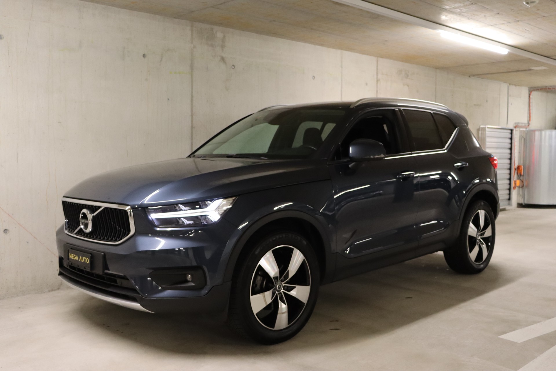 VOLVO XC40 T2 Momentum Light Geartronic