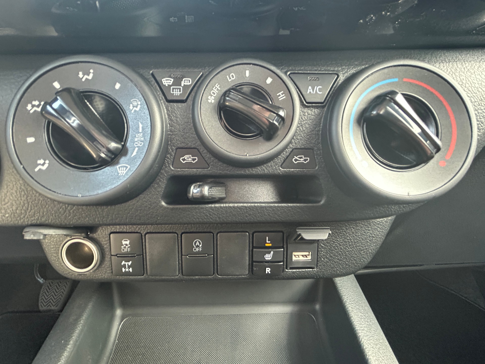 TOYOTA Hilux 2.8d Comfort Double Cab 4x4-image-11