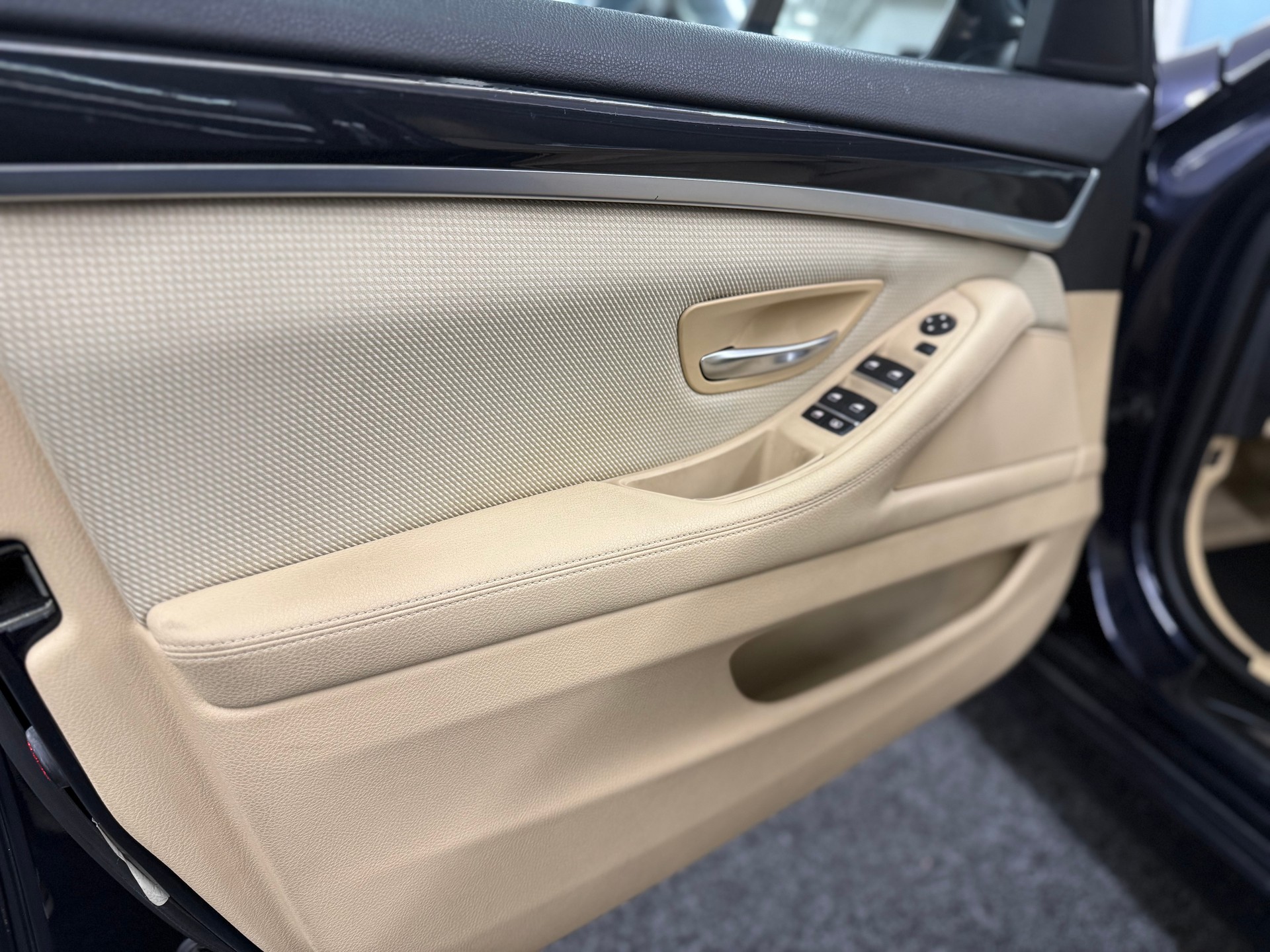 BMW 528i xDrive Steptronic-image-11