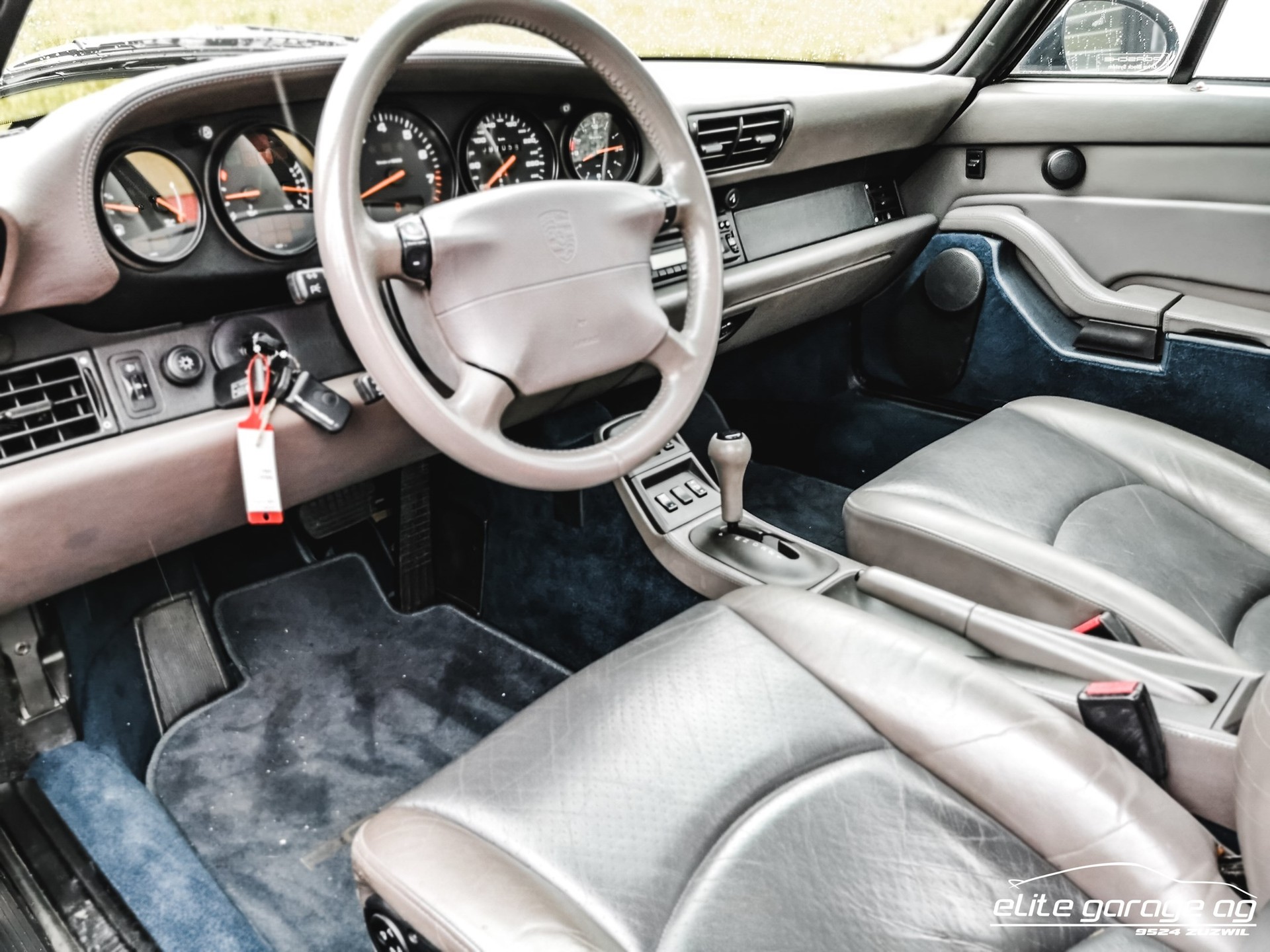 PORSCHE 911 Carrera Cabrio-image-10
