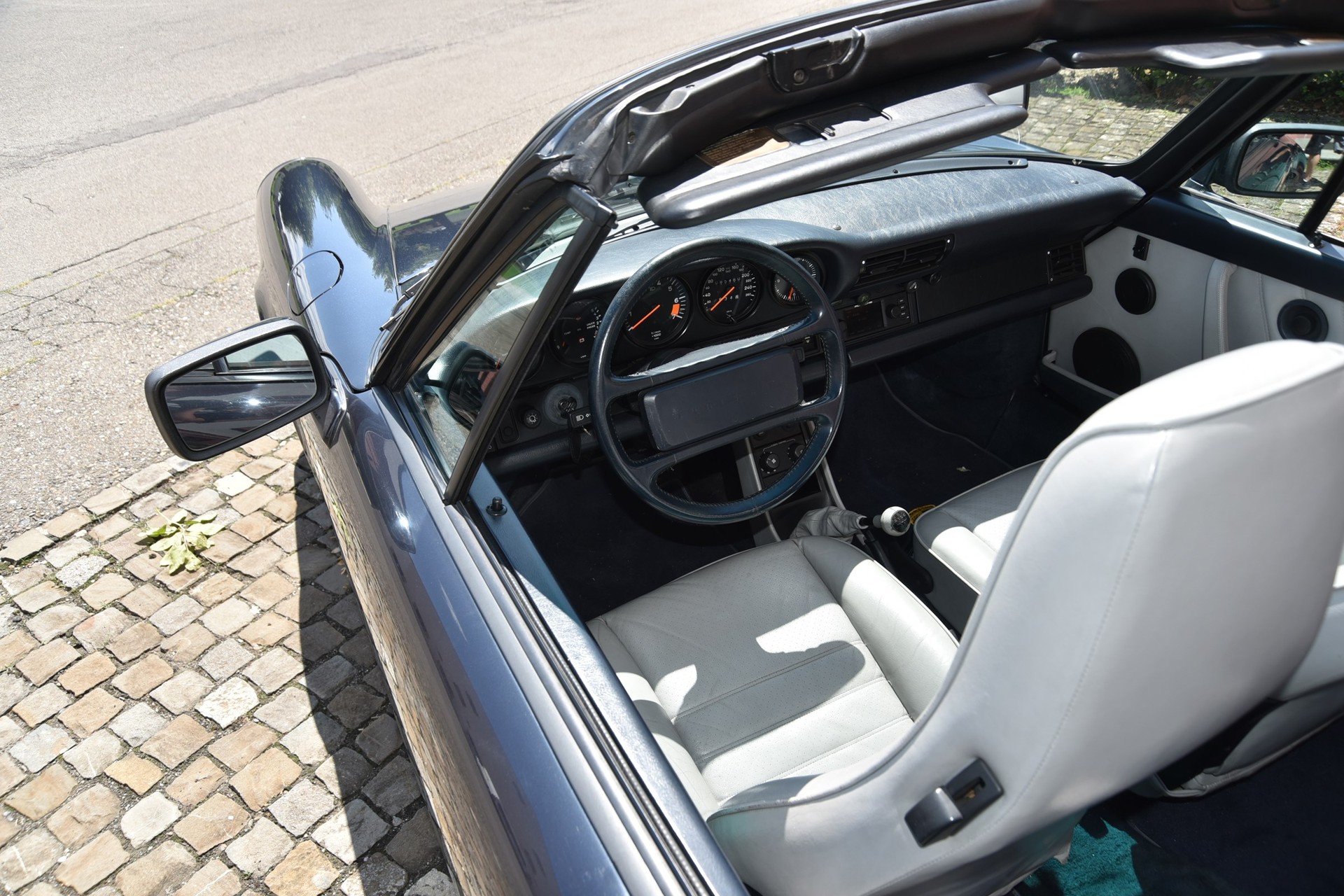 PORSCHE 911 Carrera Cabrio-image-9