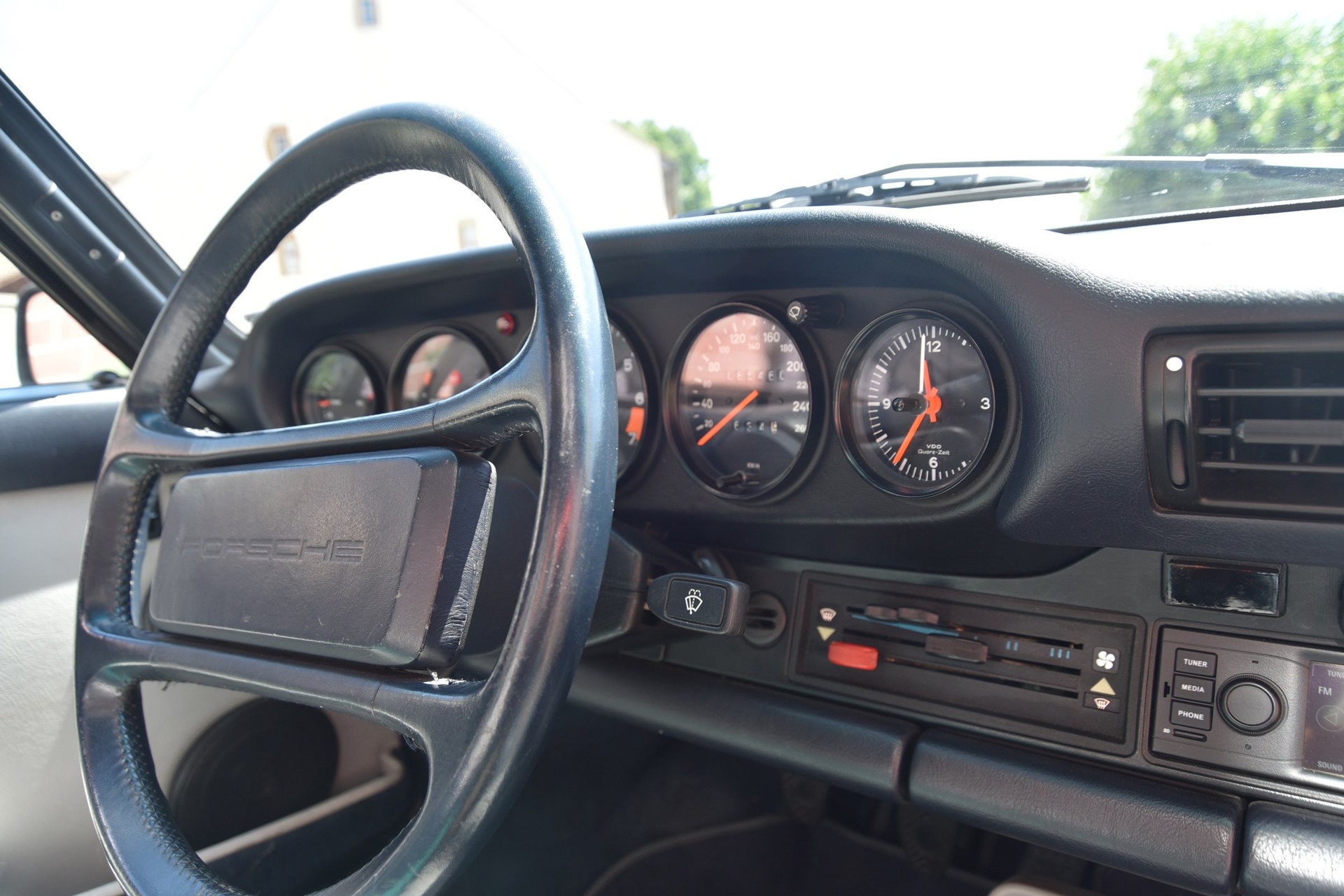 PORSCHE 911 Carrera Cabrio-image-10