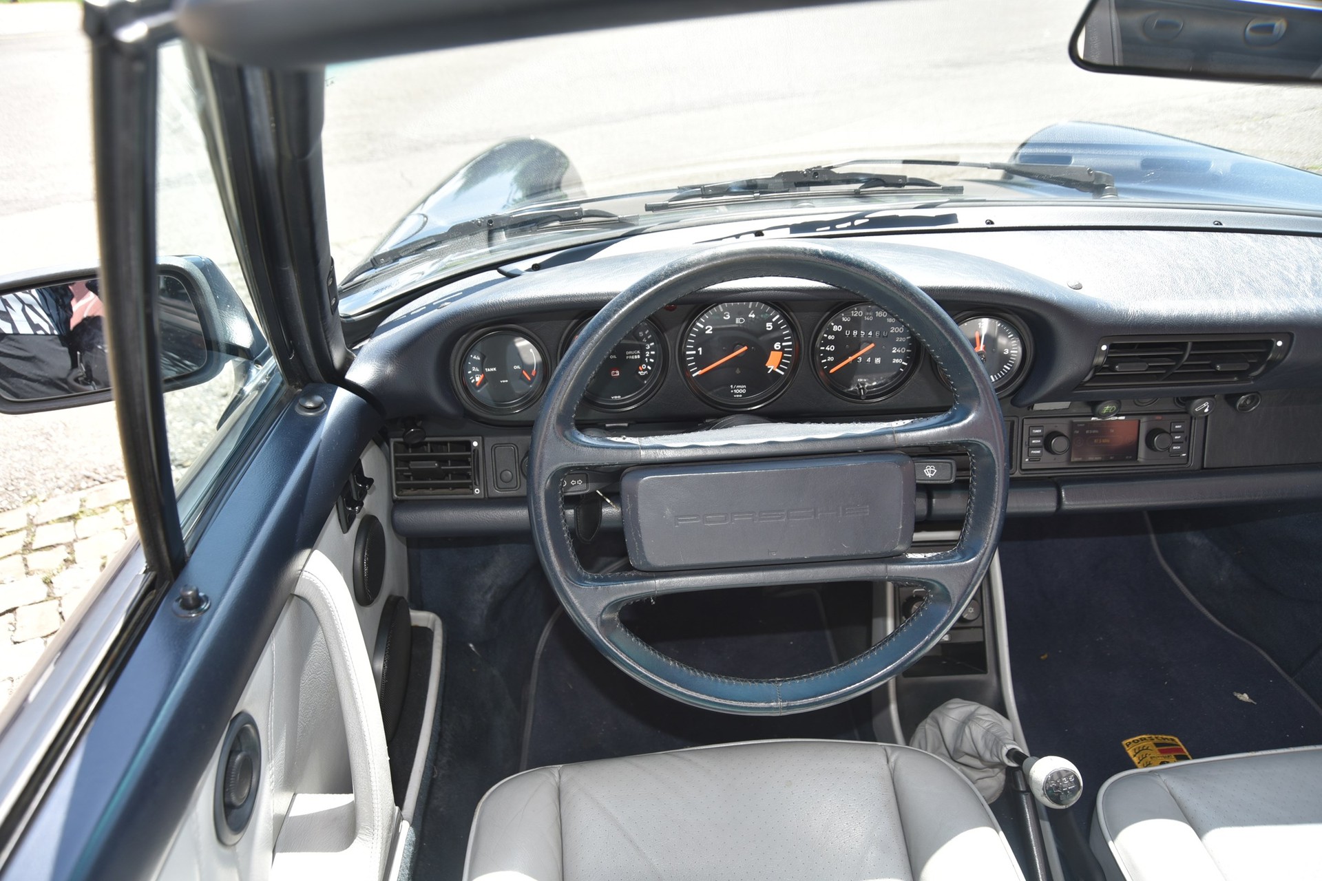 PORSCHE 911 Carrera Cabrio-image-12